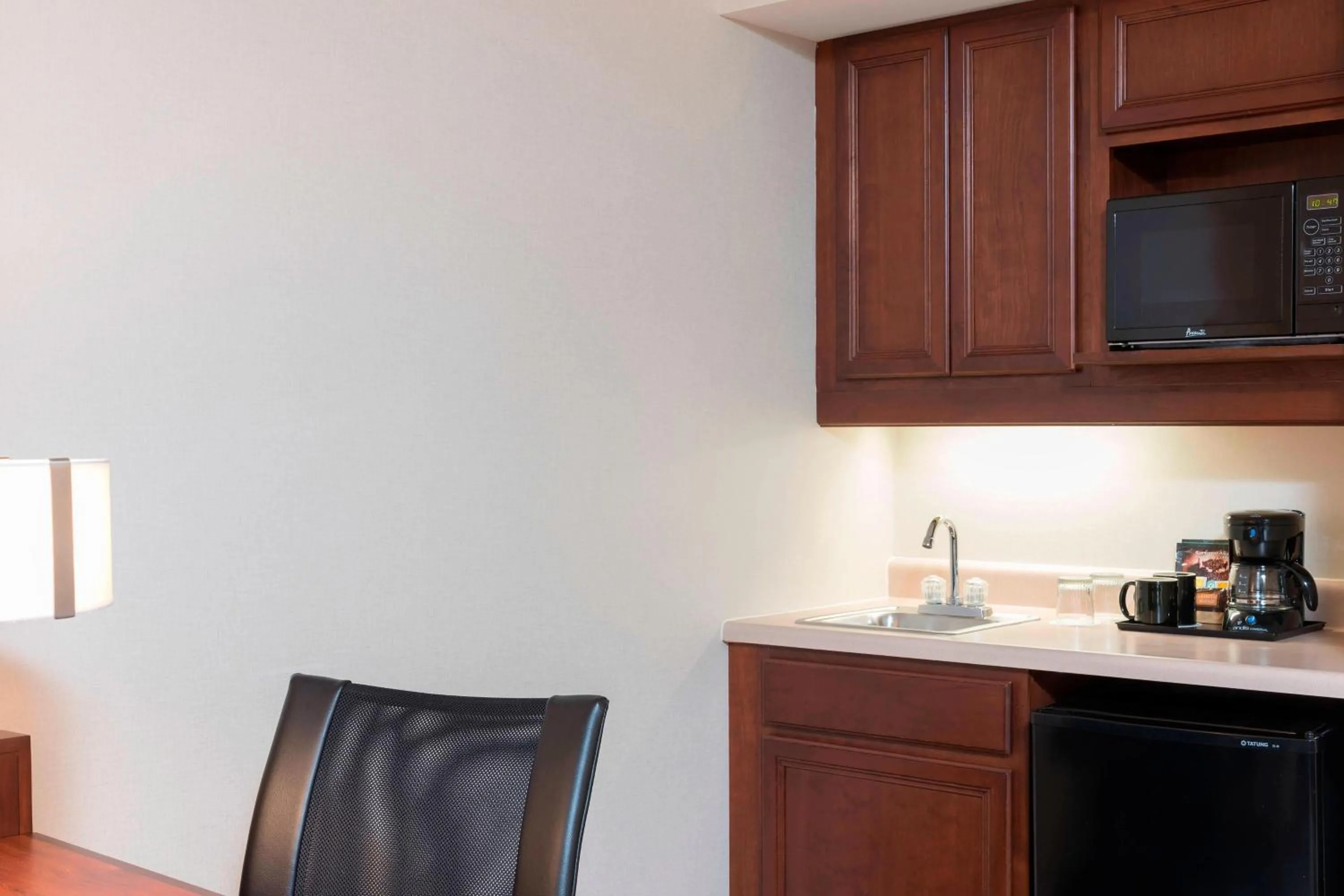 Kitchen or kitchenette in SpringHill Suites by Marriott Chicago O'Hare