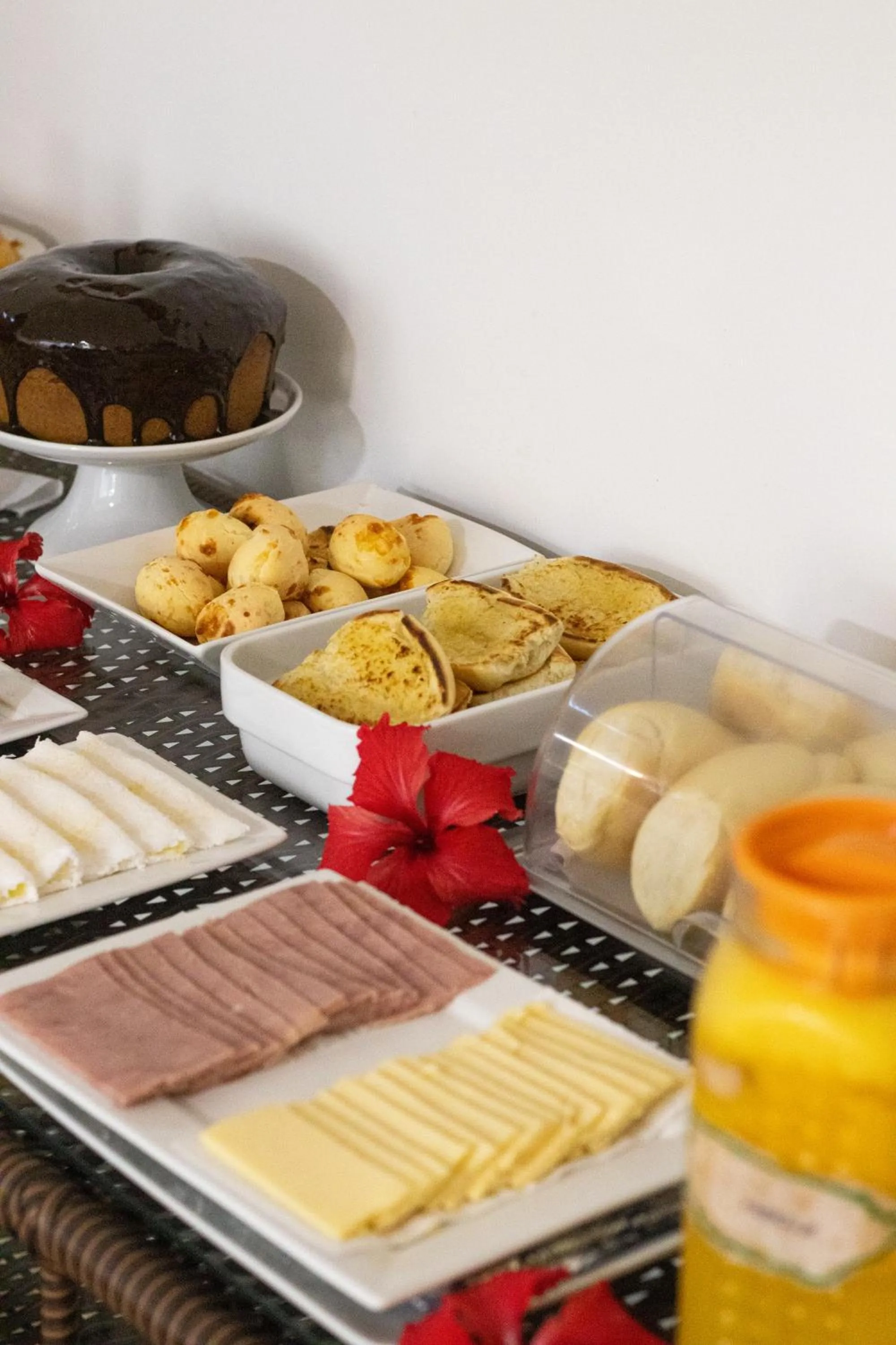 Buffet breakfast in Pousada Martins e Cia