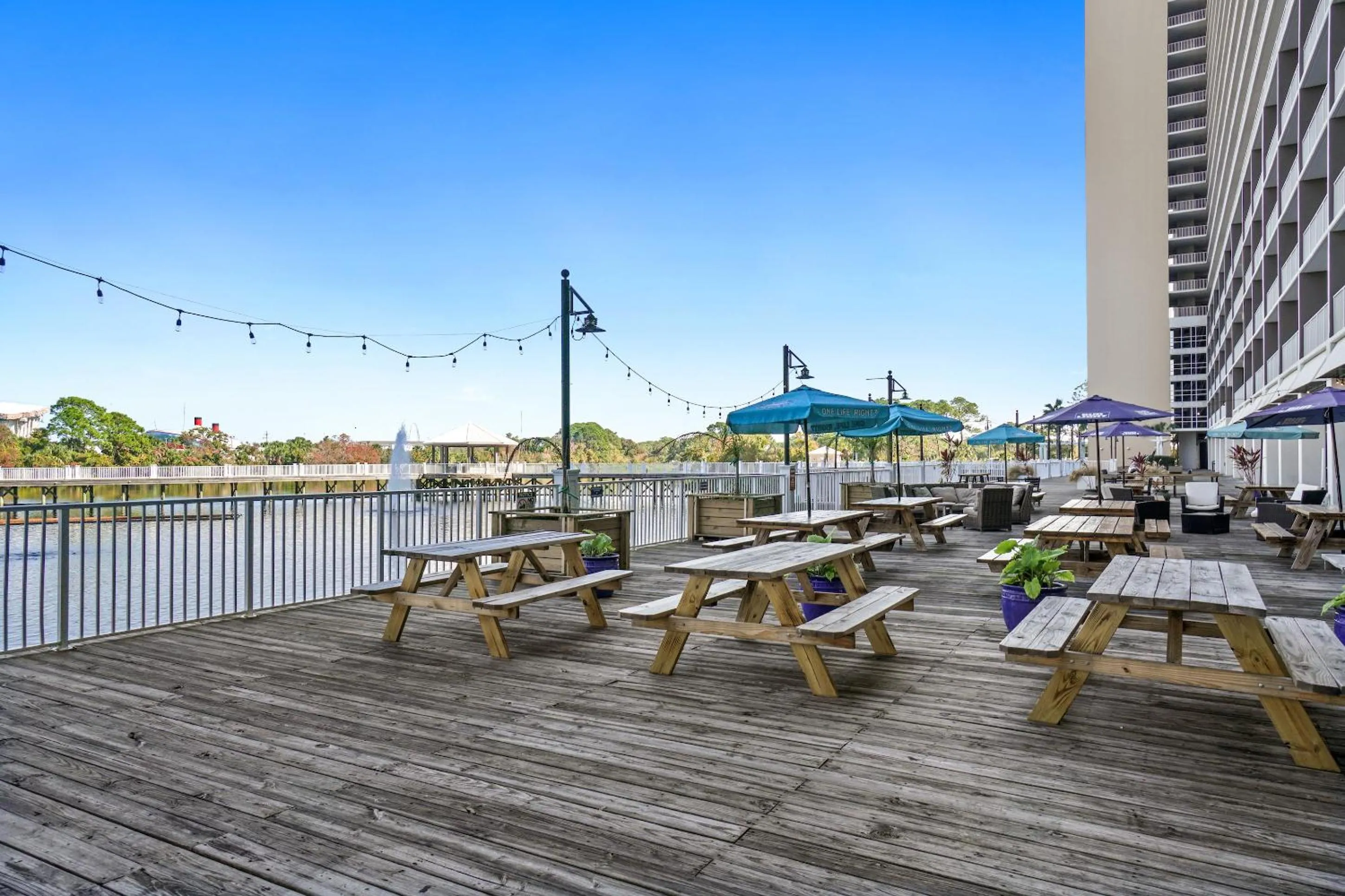 Communal lounge/ TV room in Laketown Wharf Resort by Panhandle Getaways