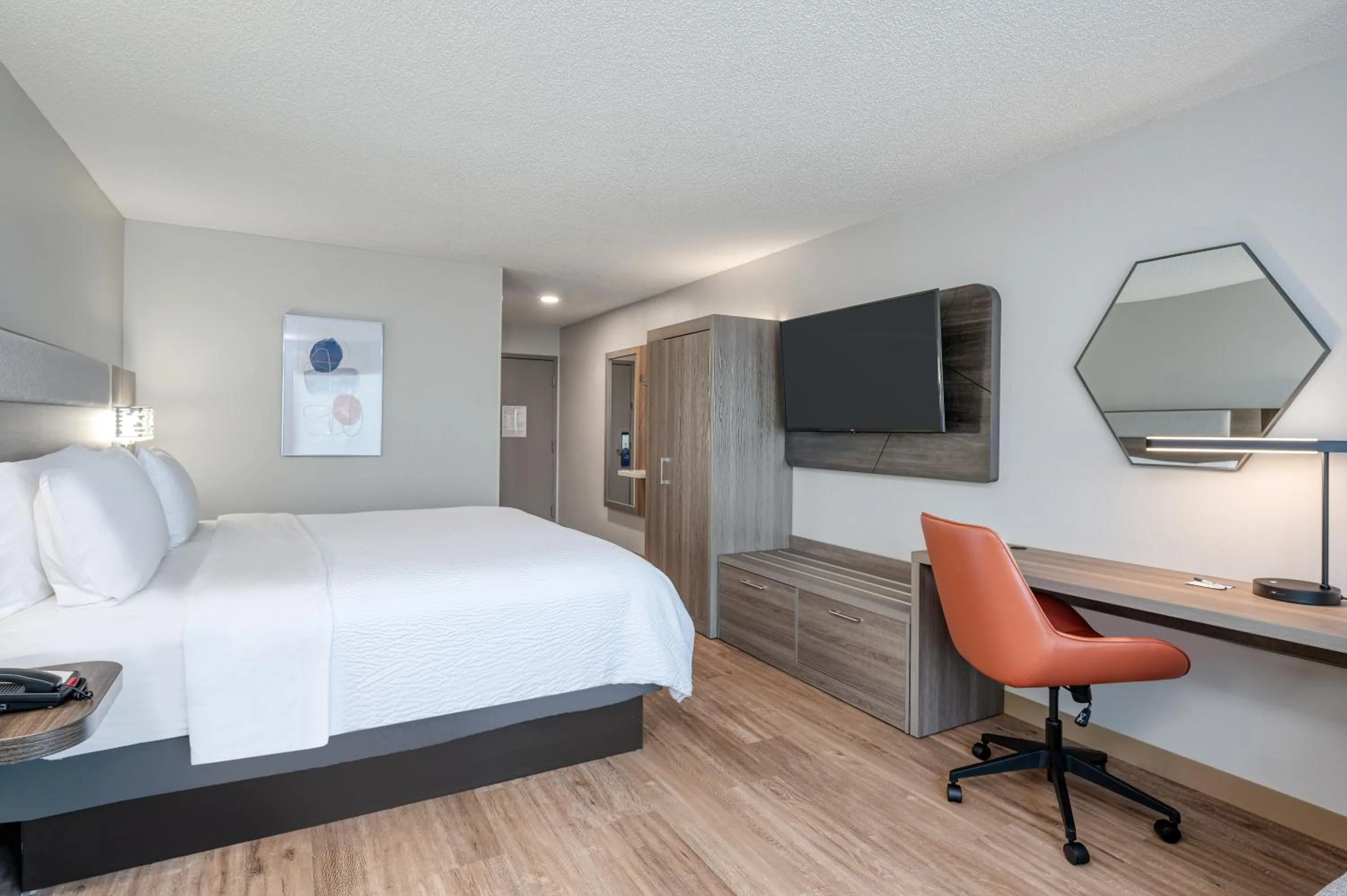 wardrobe, Bed in Holiday Inn Express Hotel & Suites Columbia-I-20 at Clemson Road by IHG