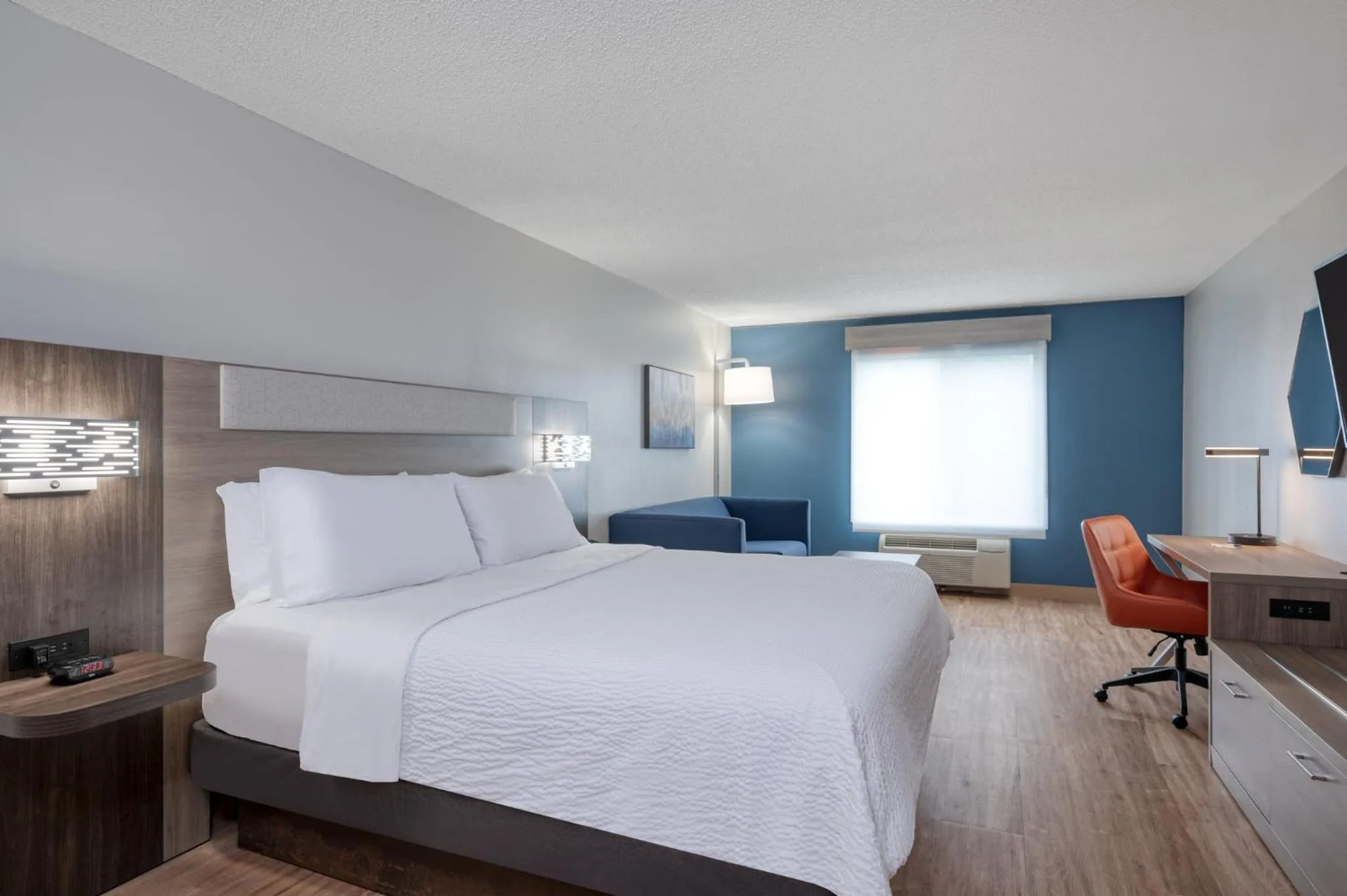 Photo of the whole room, Bed in Holiday Inn Express Hotel & Suites Columbia-I-20 at Clemson Road by IHG