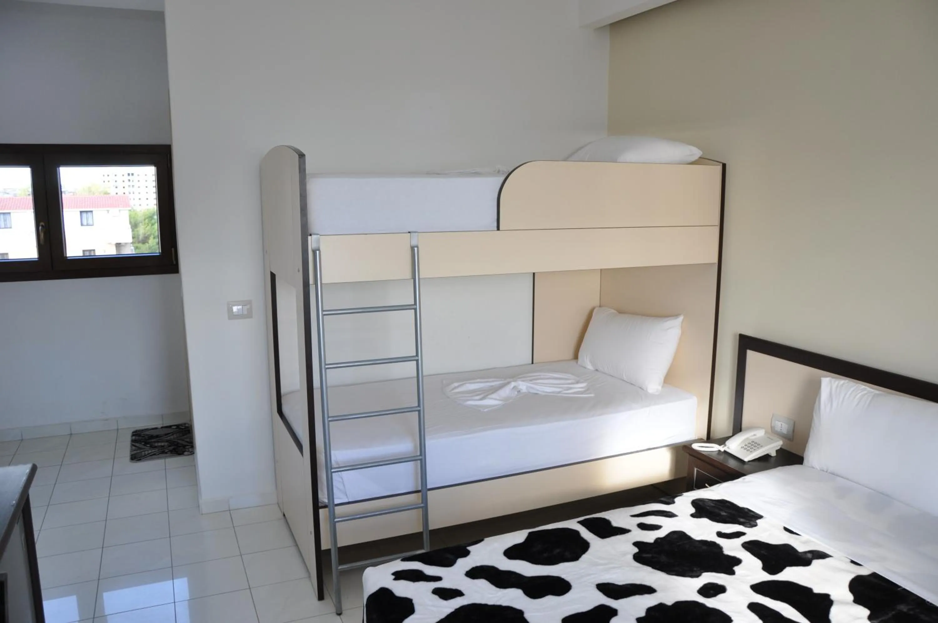 bunk bed, Bed in Sunrise Hotel Cameria