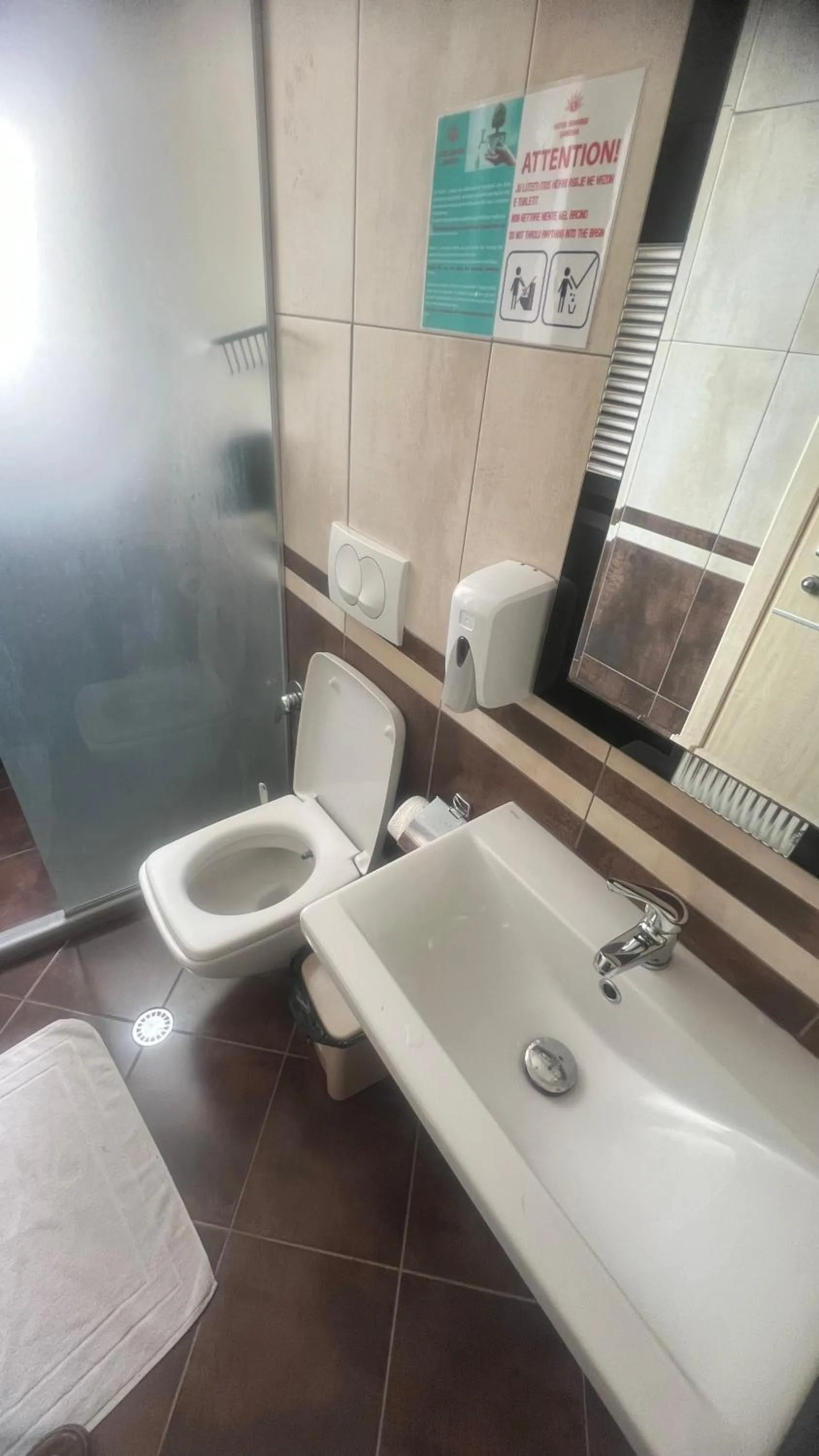 Toilet in Sunrise Hotel Cameria