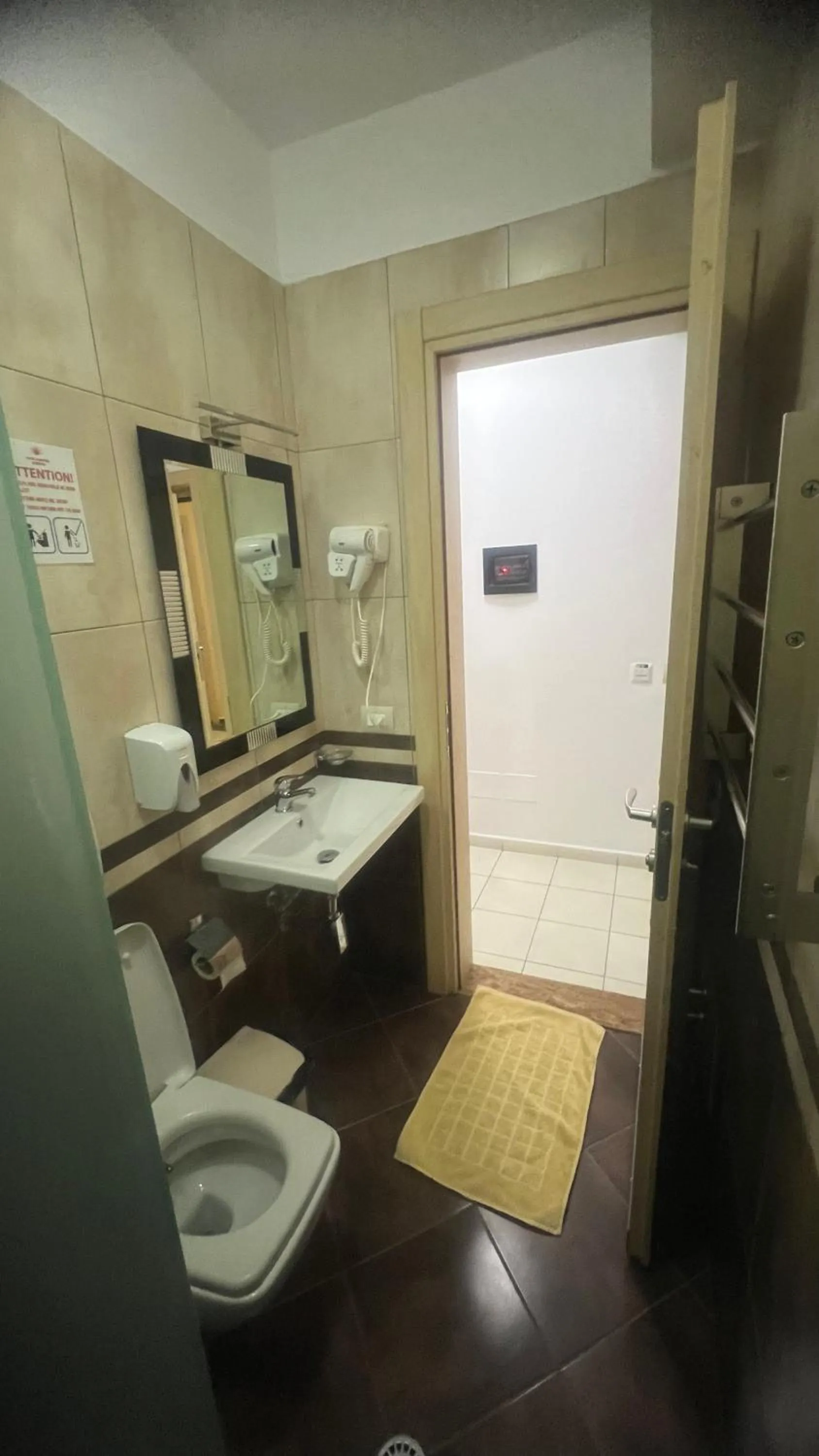 Toilet in Sunrise Hotel Cameria