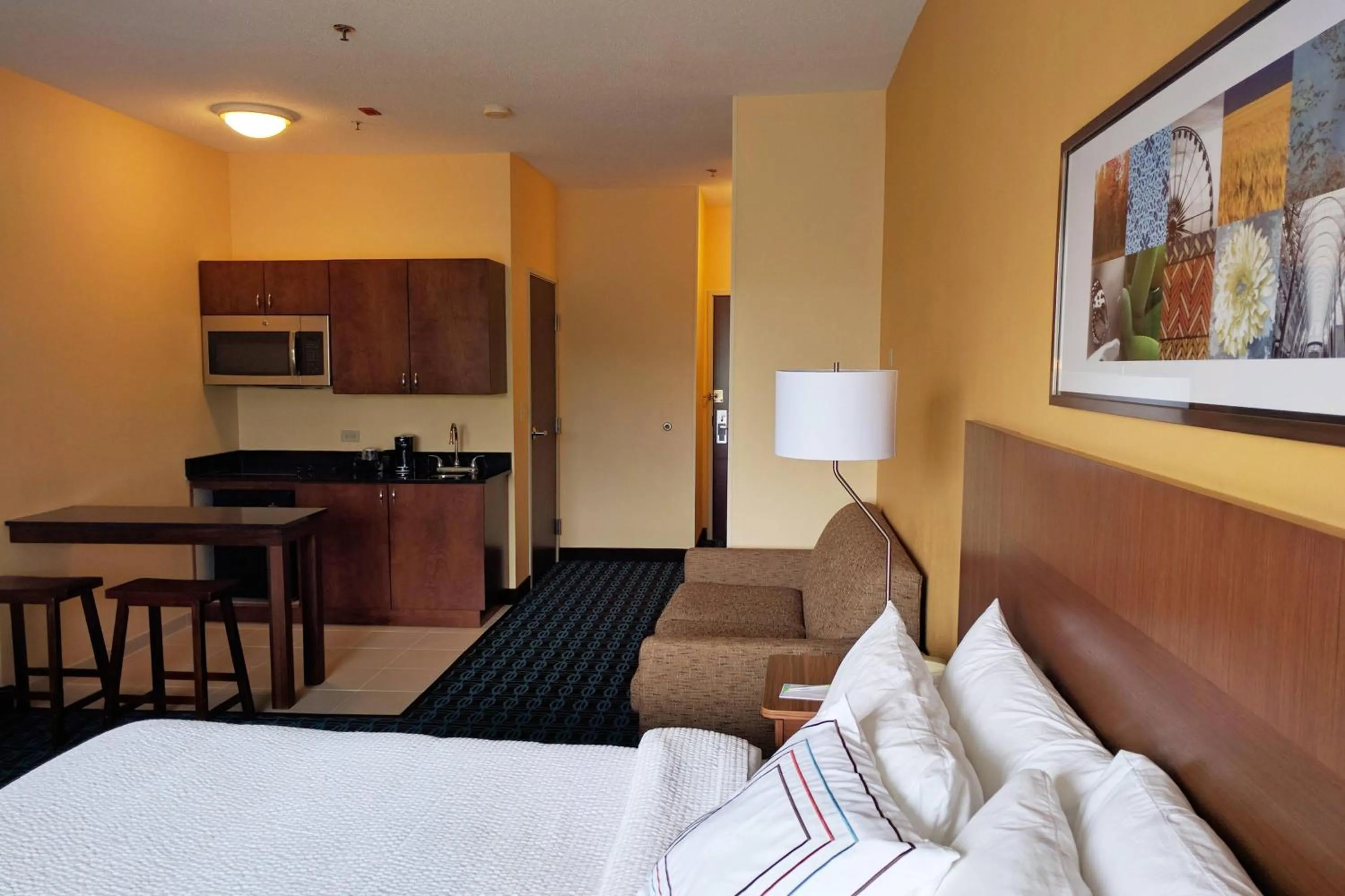 Kitchen or kitchenette, Bed in Fairfield Inn and Suites by Marriott Chicago St. Charles