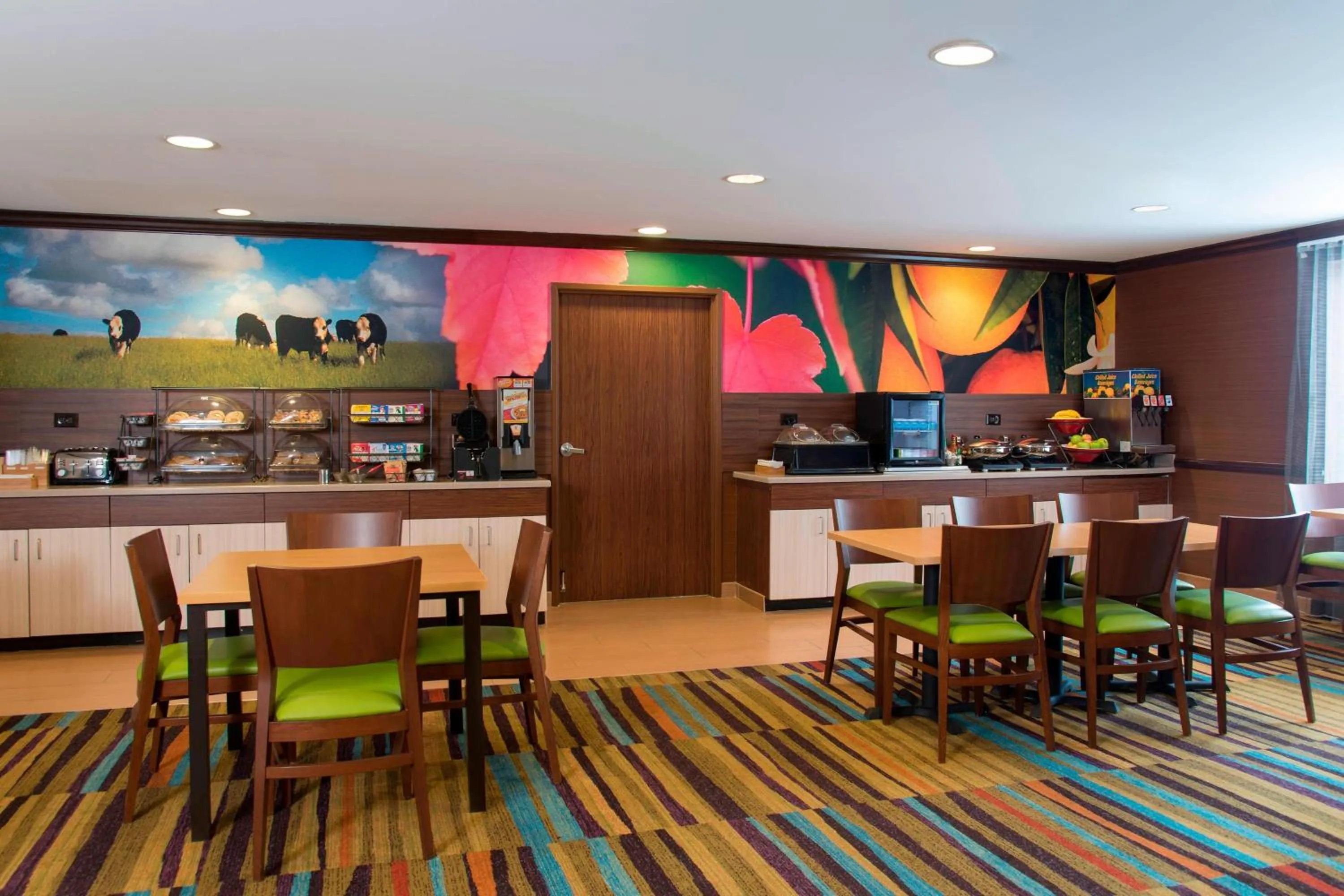 Breakfast in Fairfield Inn and Suites by Marriott Chicago St. Charles