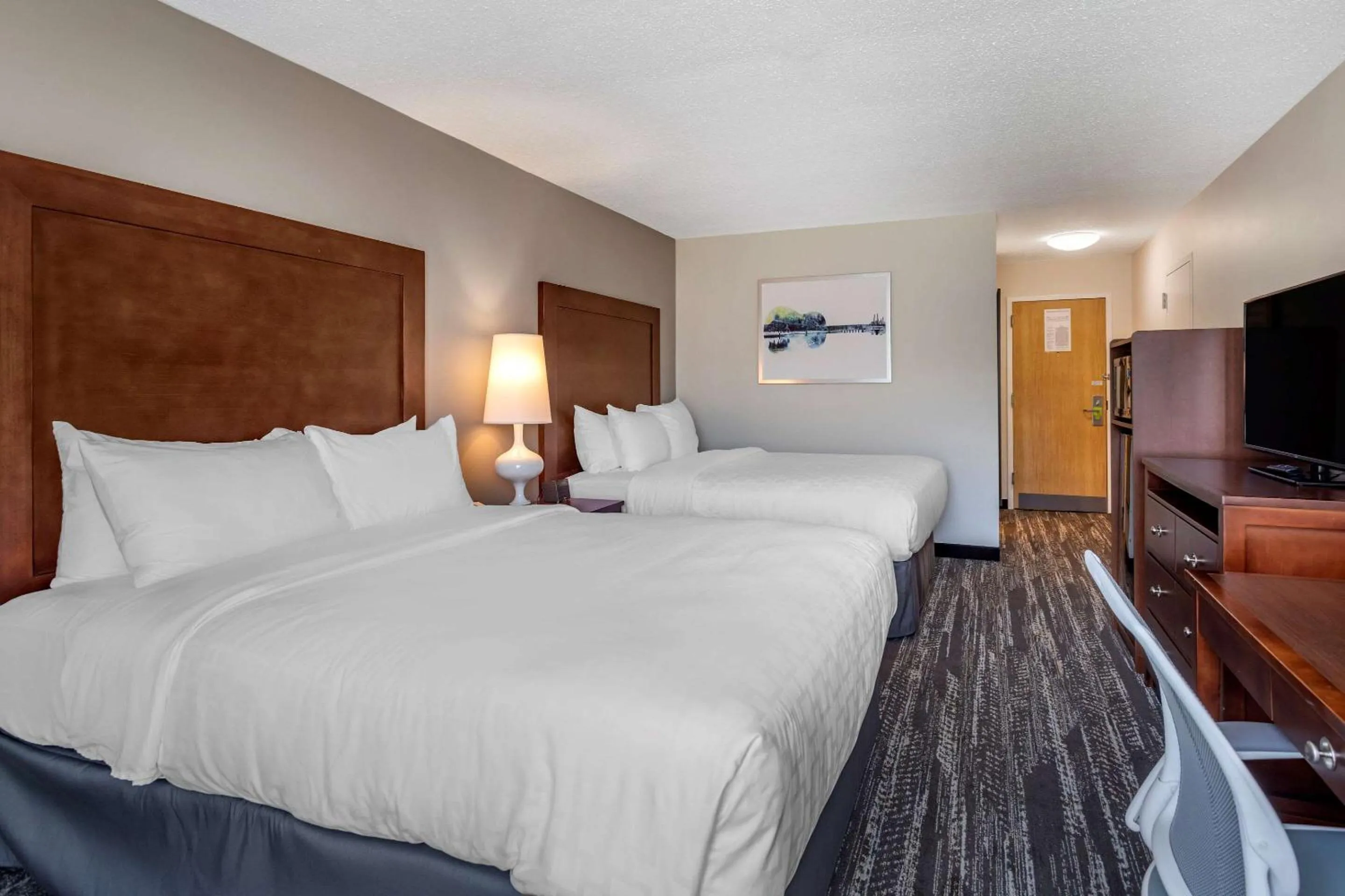 Photo of the whole room, Bed in Clarion Inn Sheffield Muscle Shoals