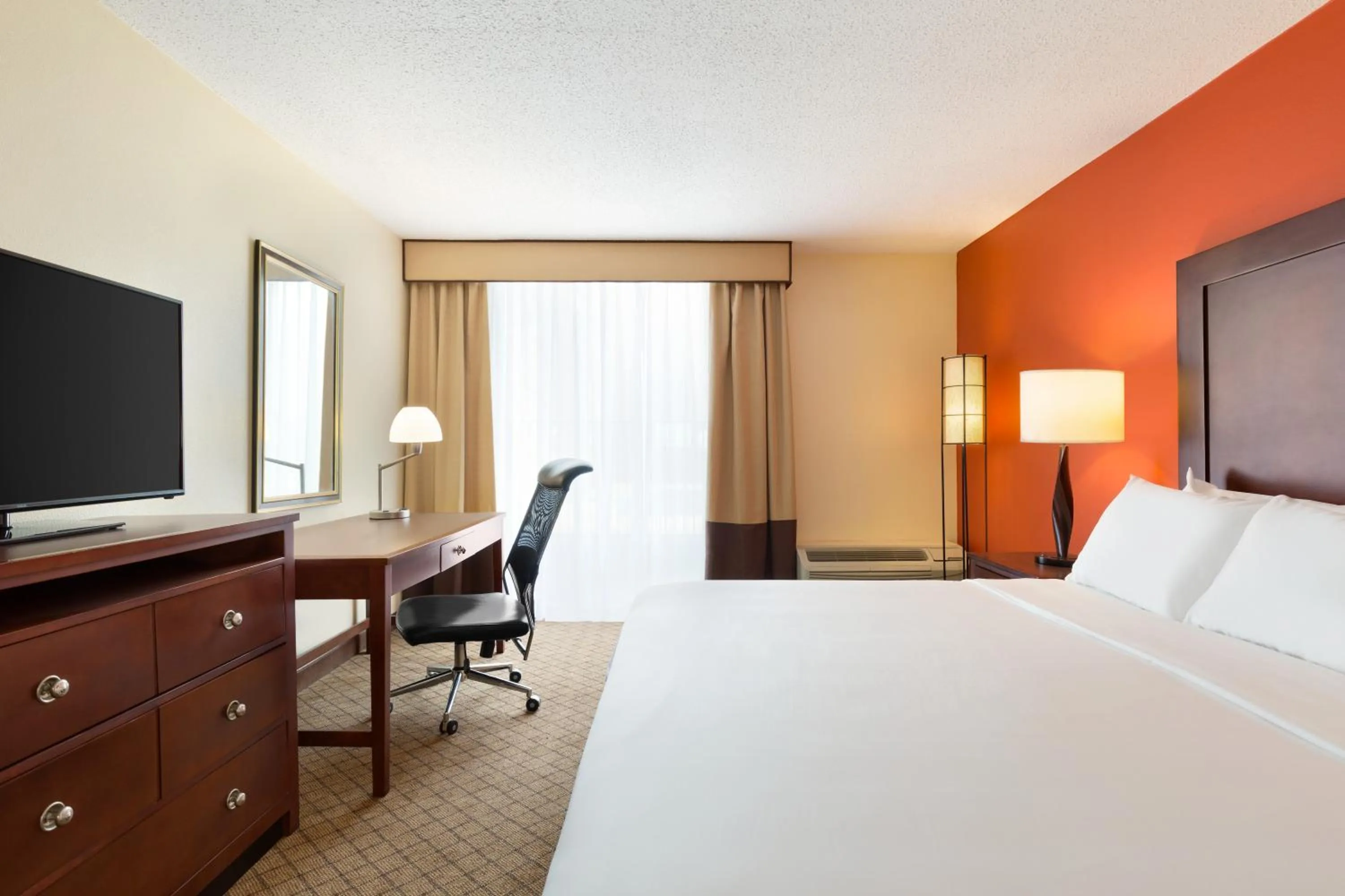 Photo of the whole room, Bed in Clarion Inn Sheffield Muscle Shoals