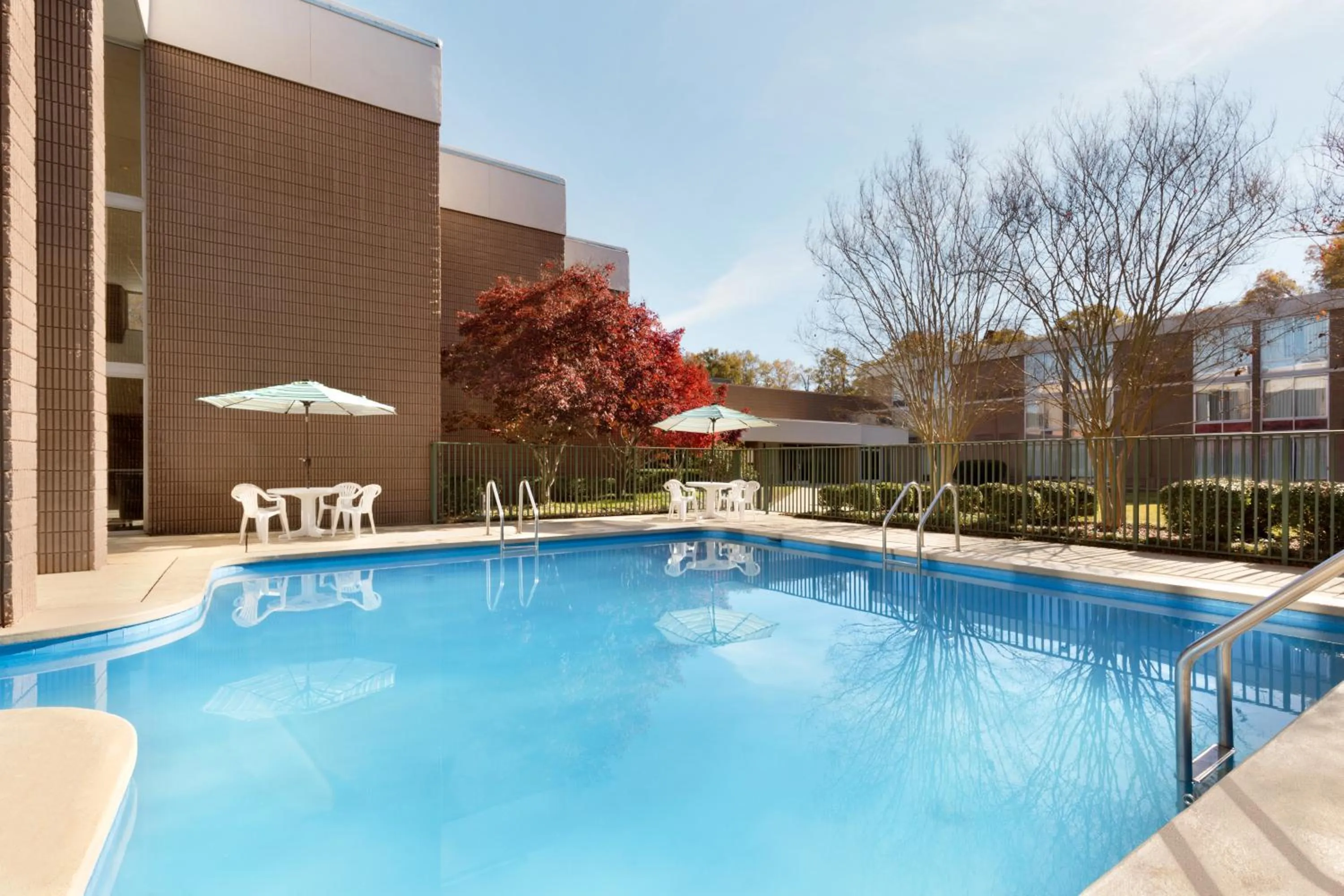 Swimming pool in Clarion Inn Sheffield Muscle Shoals