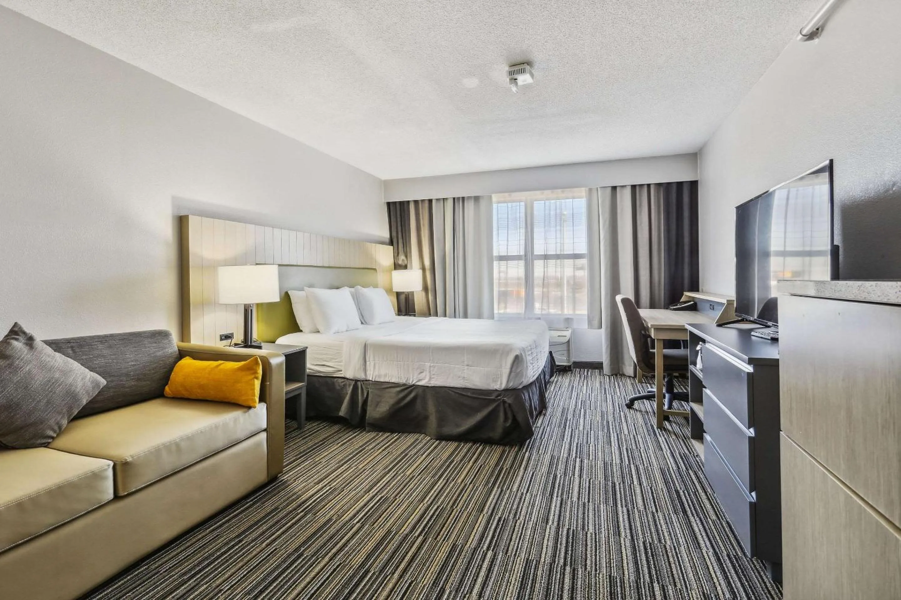 Bedroom, Bed in Country Inn & Suites by Radisson, Chicago O'Hare South, IL