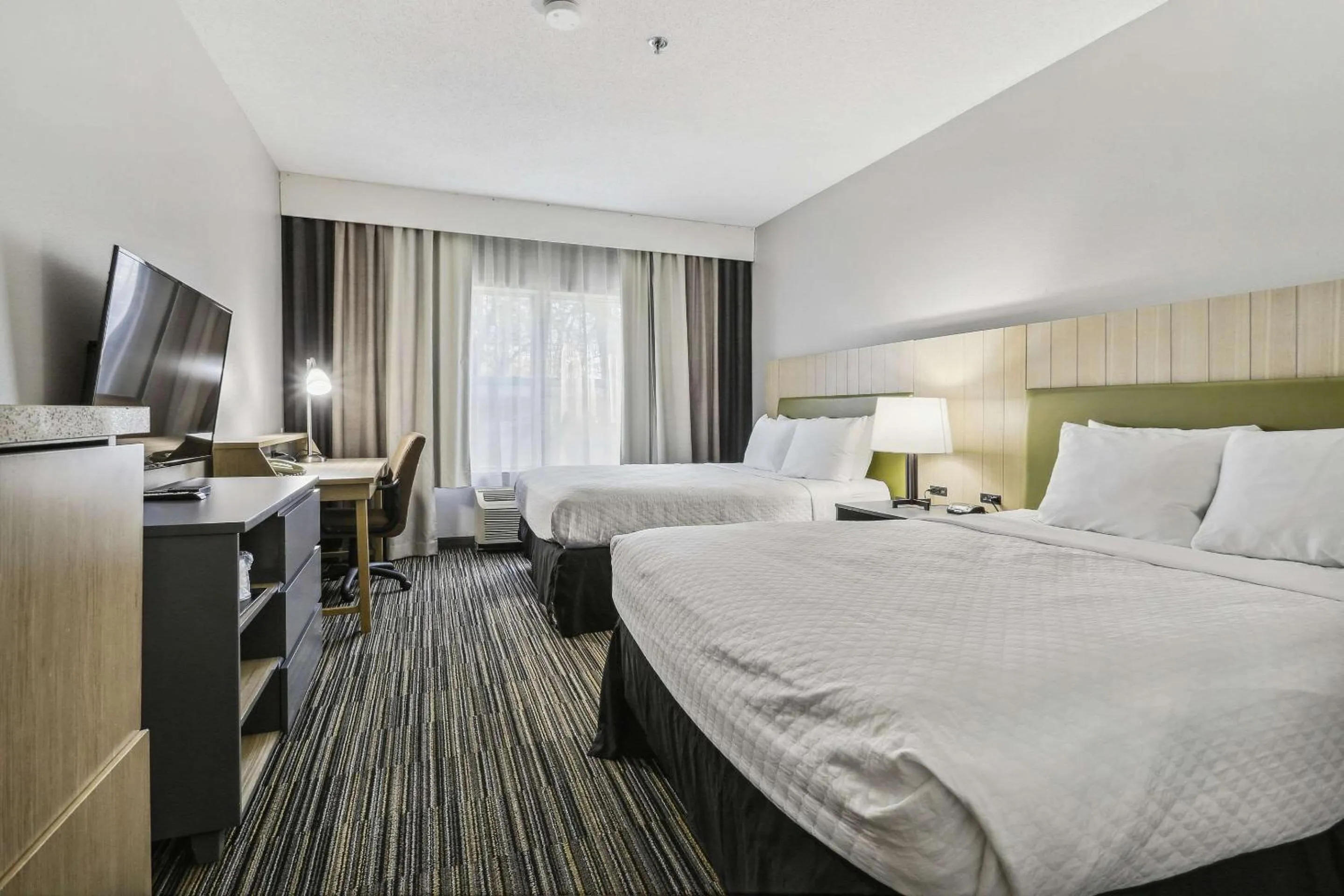 Bedroom, Bed in Country Inn & Suites by Radisson, Chicago O'Hare South, IL