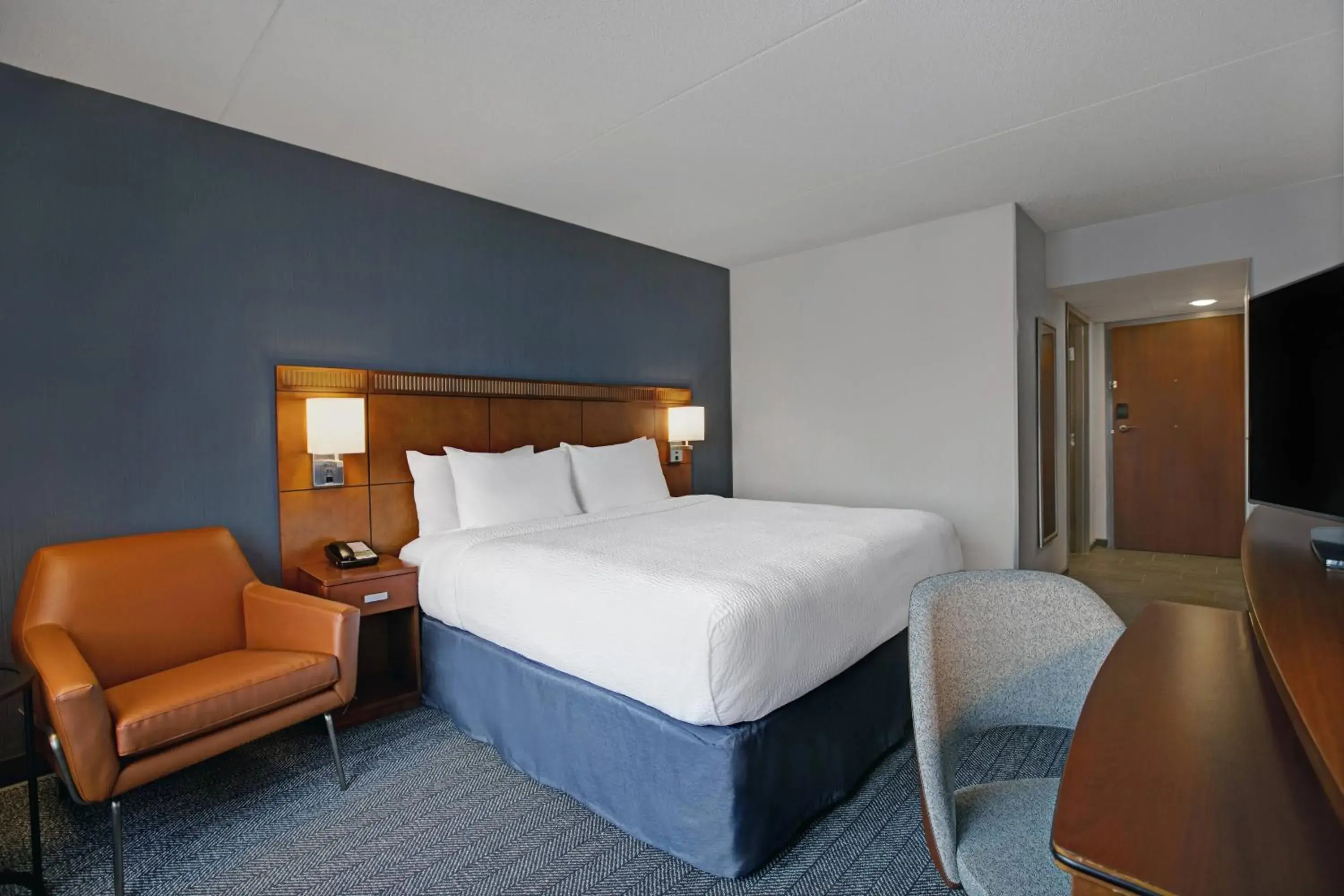 King Room with Adapted Tub - Mobility and Hearing Accessible in Courtyard Chicago Elmhurst/Oakbrook Area King Room with Adapted Tub - Mobility and Hearing Accessible in Courtyard Chicago Elmhurst/Oakbrook Area