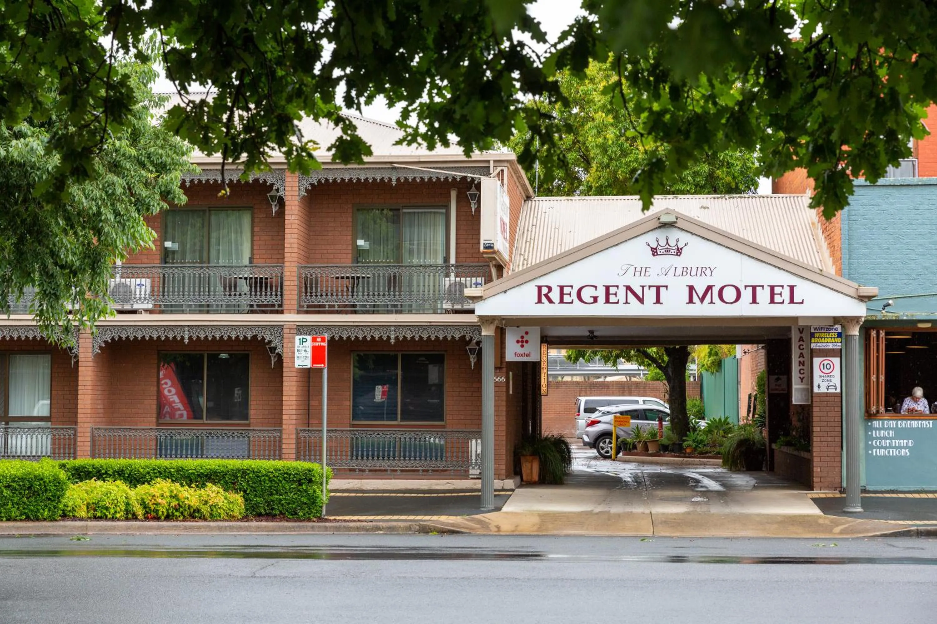 Property building in Albury Regent Motel