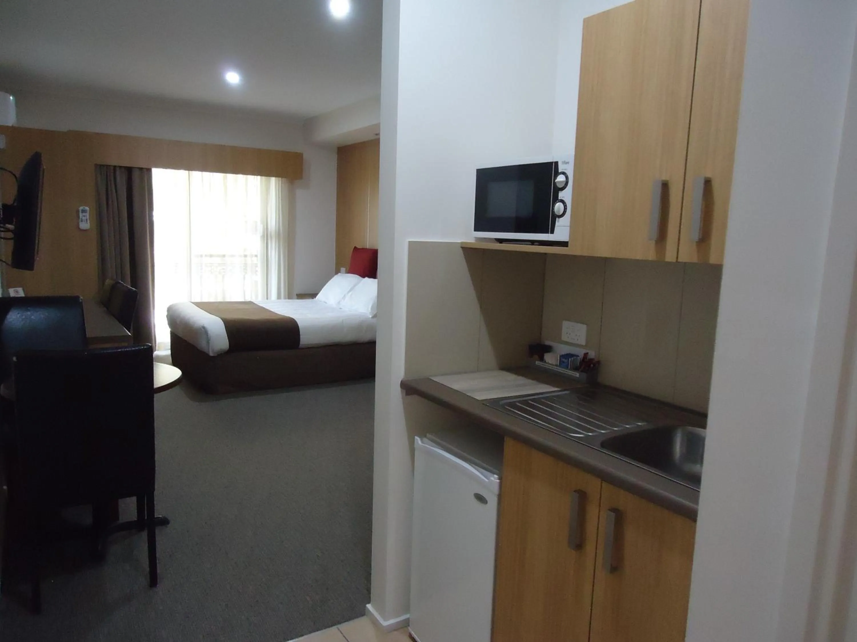 Kitchen or kitchenette, Bed in Albury Regent Motel