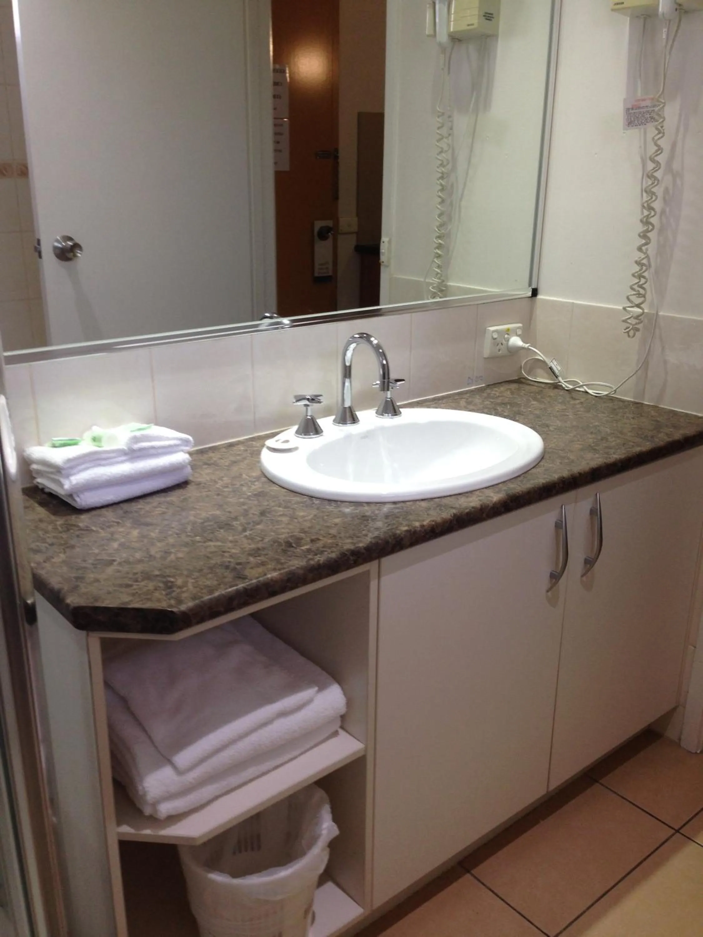 Bathroom in Albury Regent Motel