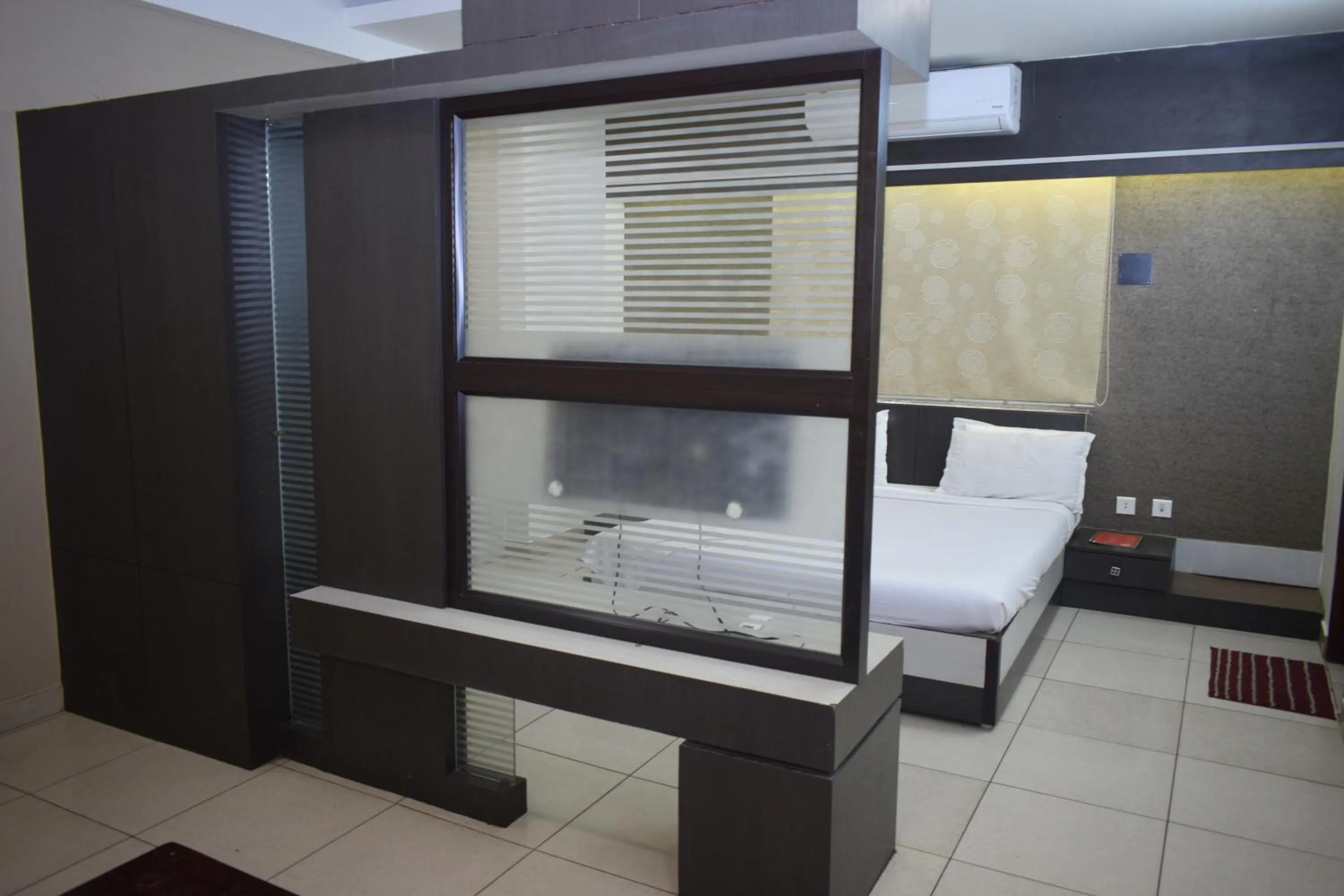 Photo of the whole room in Devis Grand