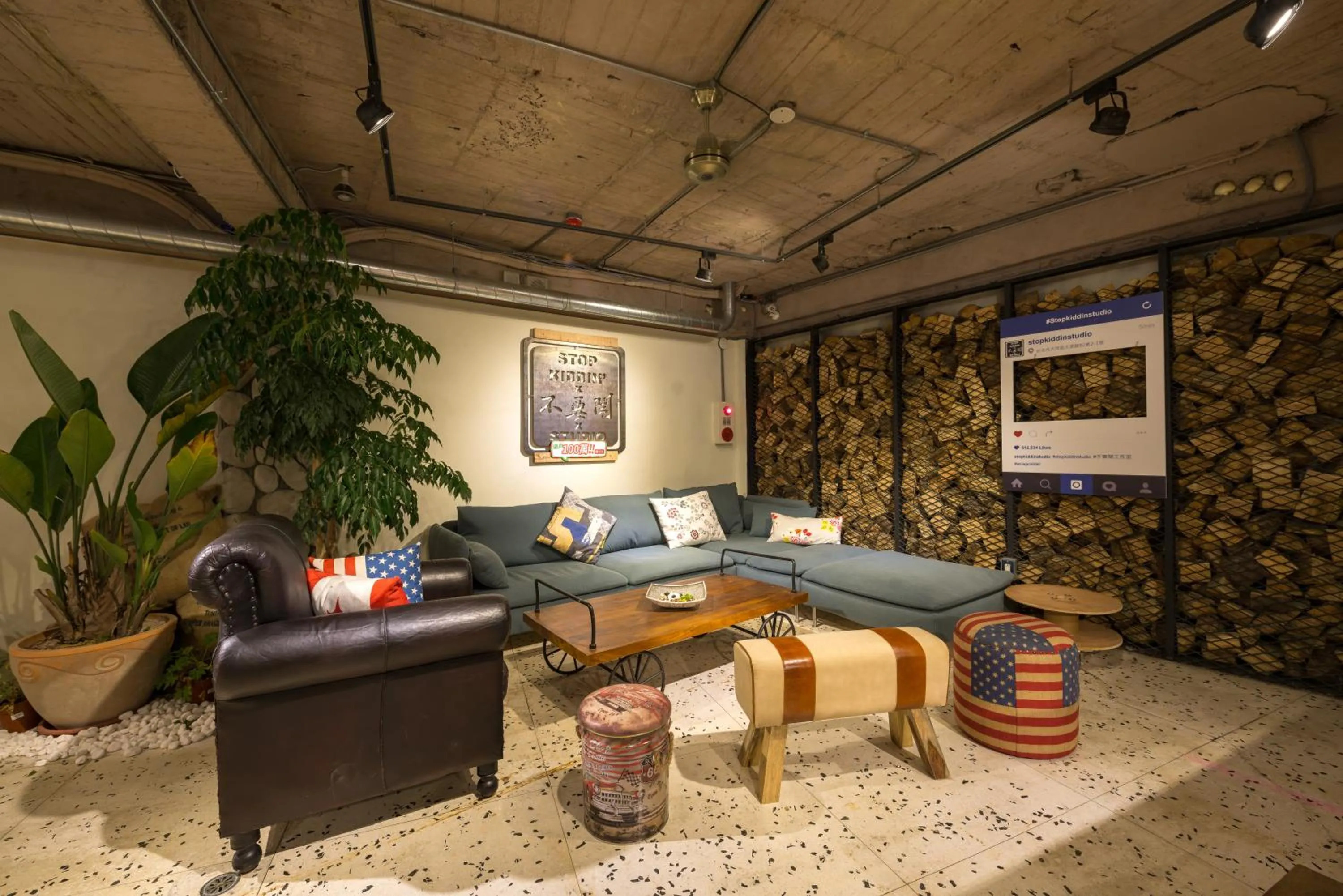 Communal lounge/ TV room in Beimen WOW Poshtel