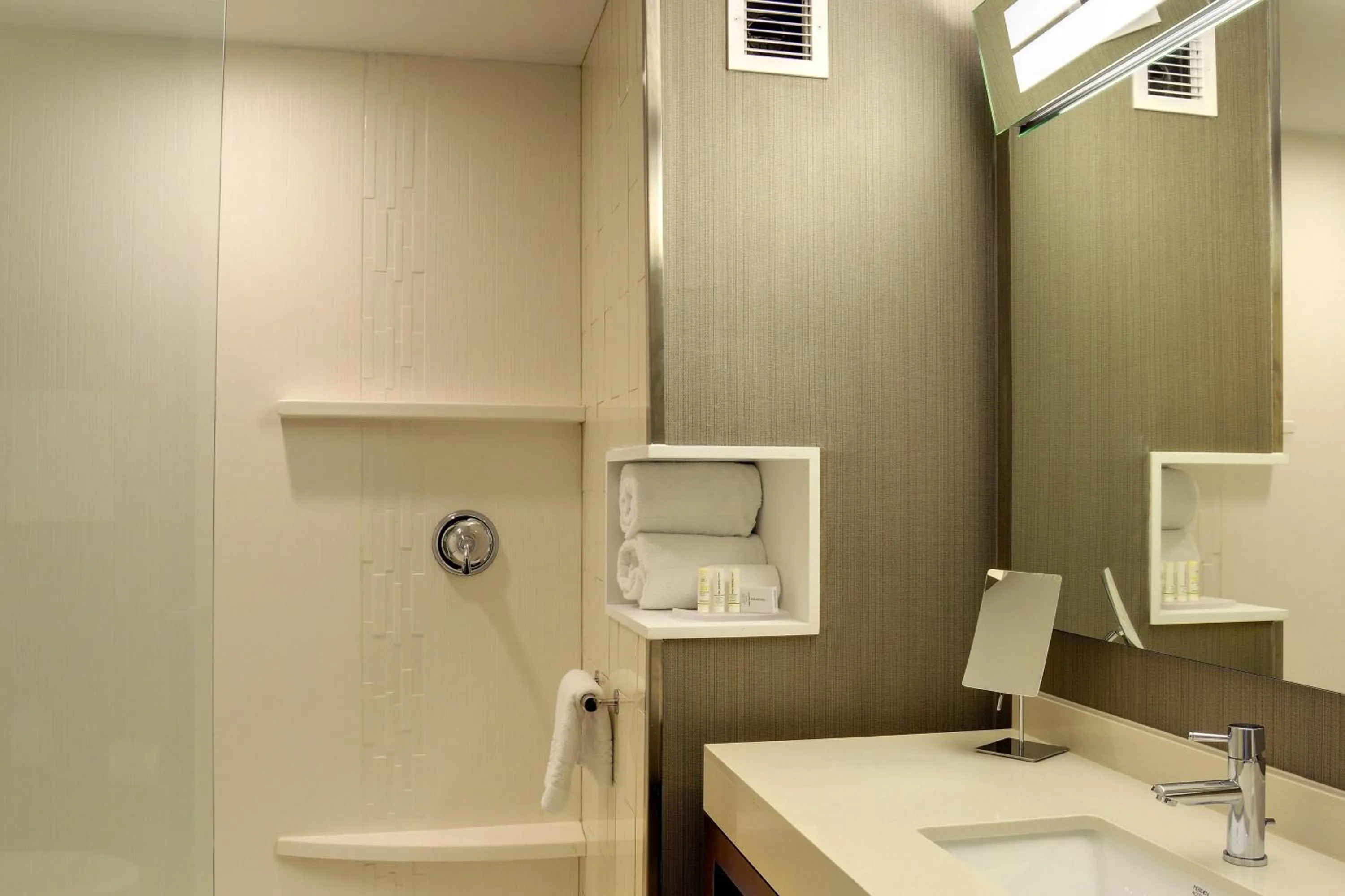 Bathroom in Courtyard by Marriott Columbus OSU