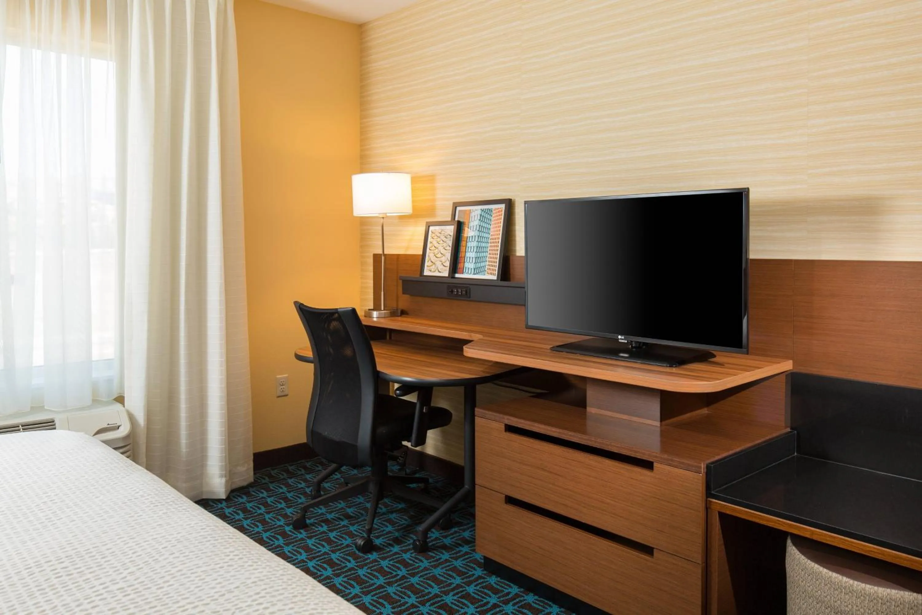 Photo of the whole room, Bed in Fairfield Inn & Suites by Marriott Sacramento Folsom
