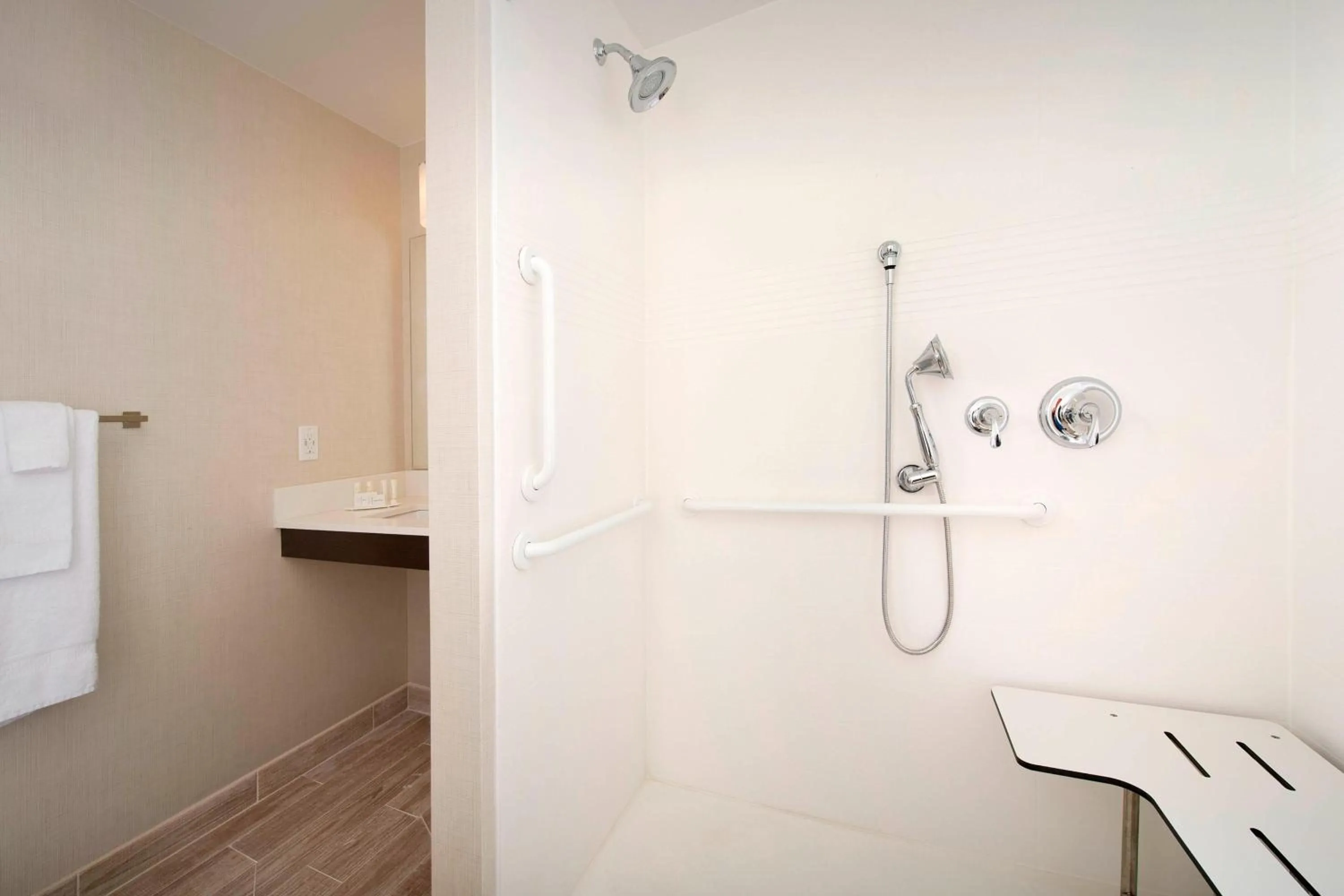 Bathroom in TownePlace Suites by Marriott Alexandria Fort Belvoir