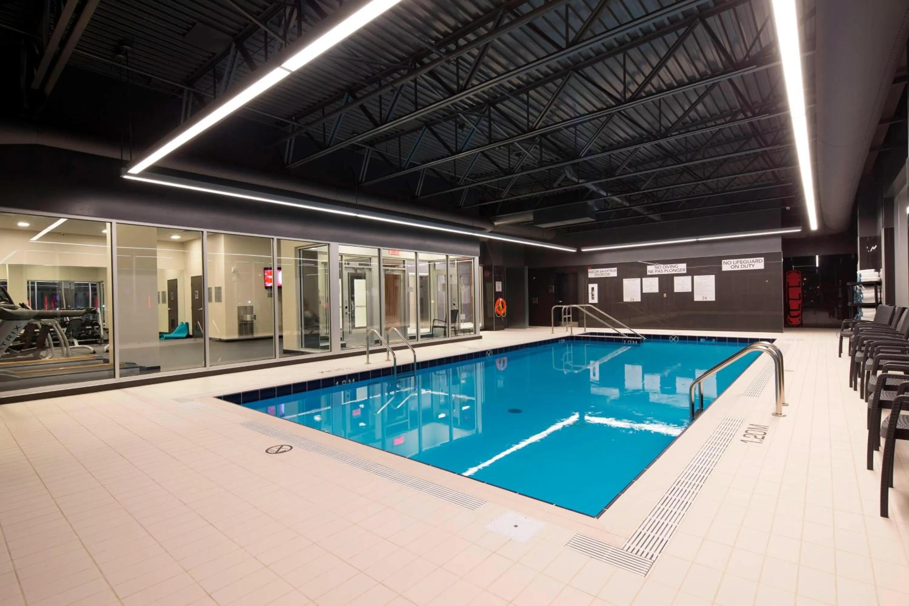 Swimming pool in Courtyard by Marriott Quebec City