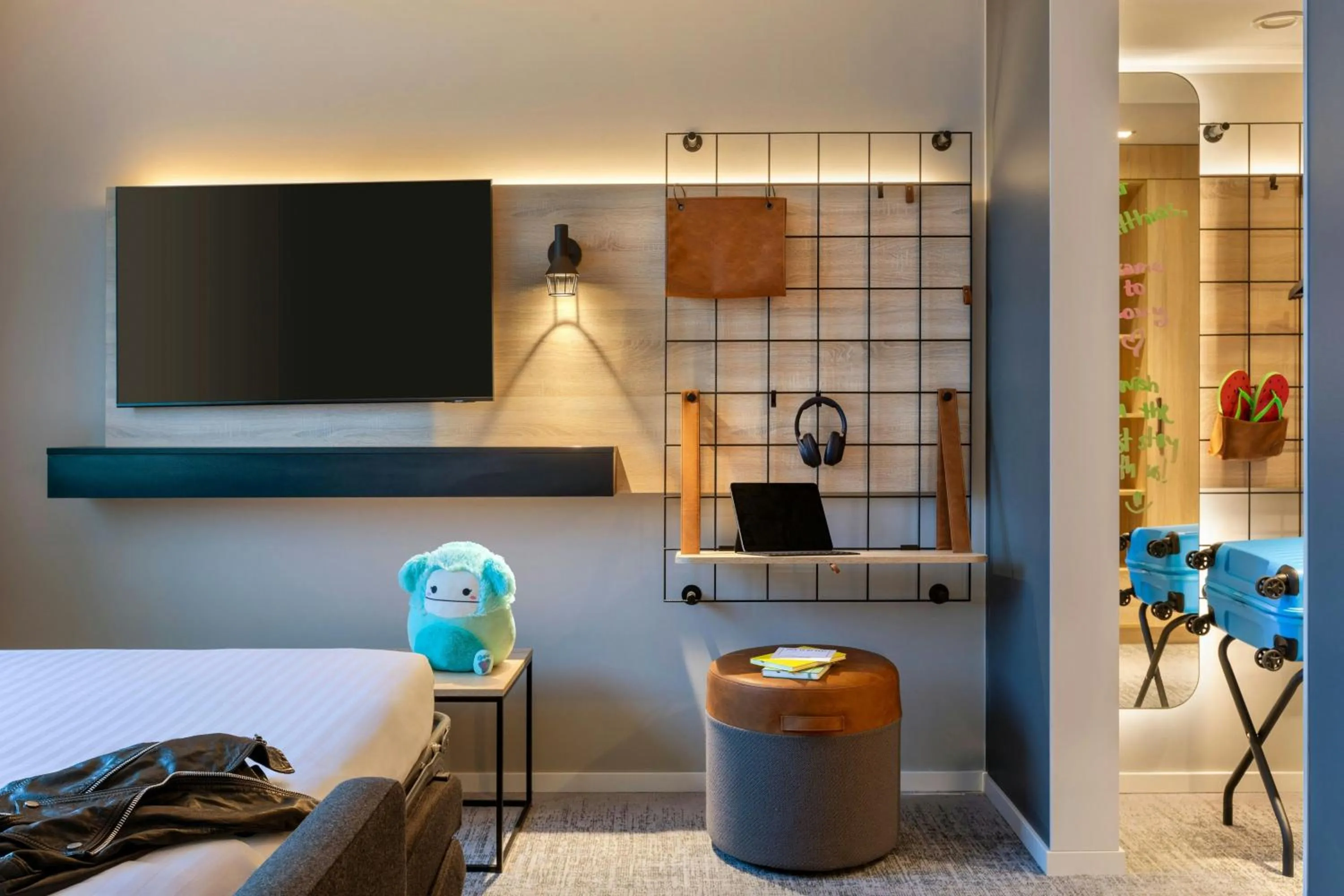 Photo of the whole room in Moxy Berlin Ostbahnhof