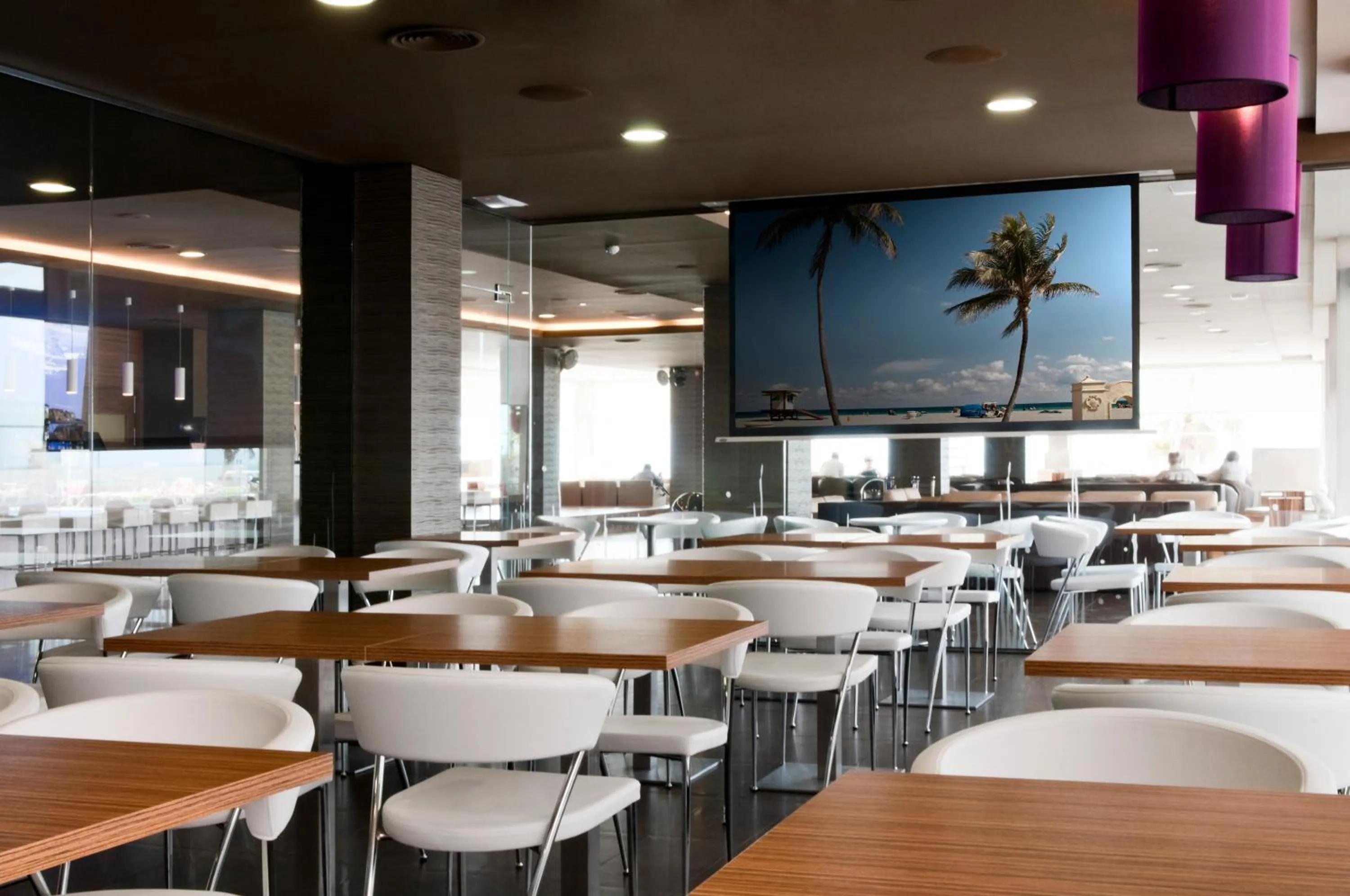 Communal lounge/ TV room in Apartamentos Turísticos Augustus