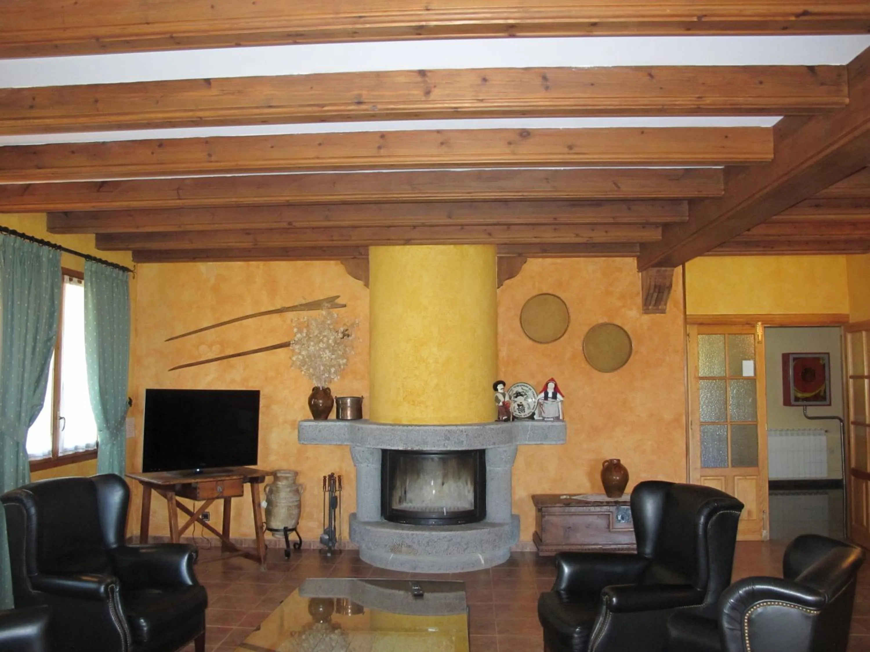 Communal lounge/ TV room in Hotel Turmo