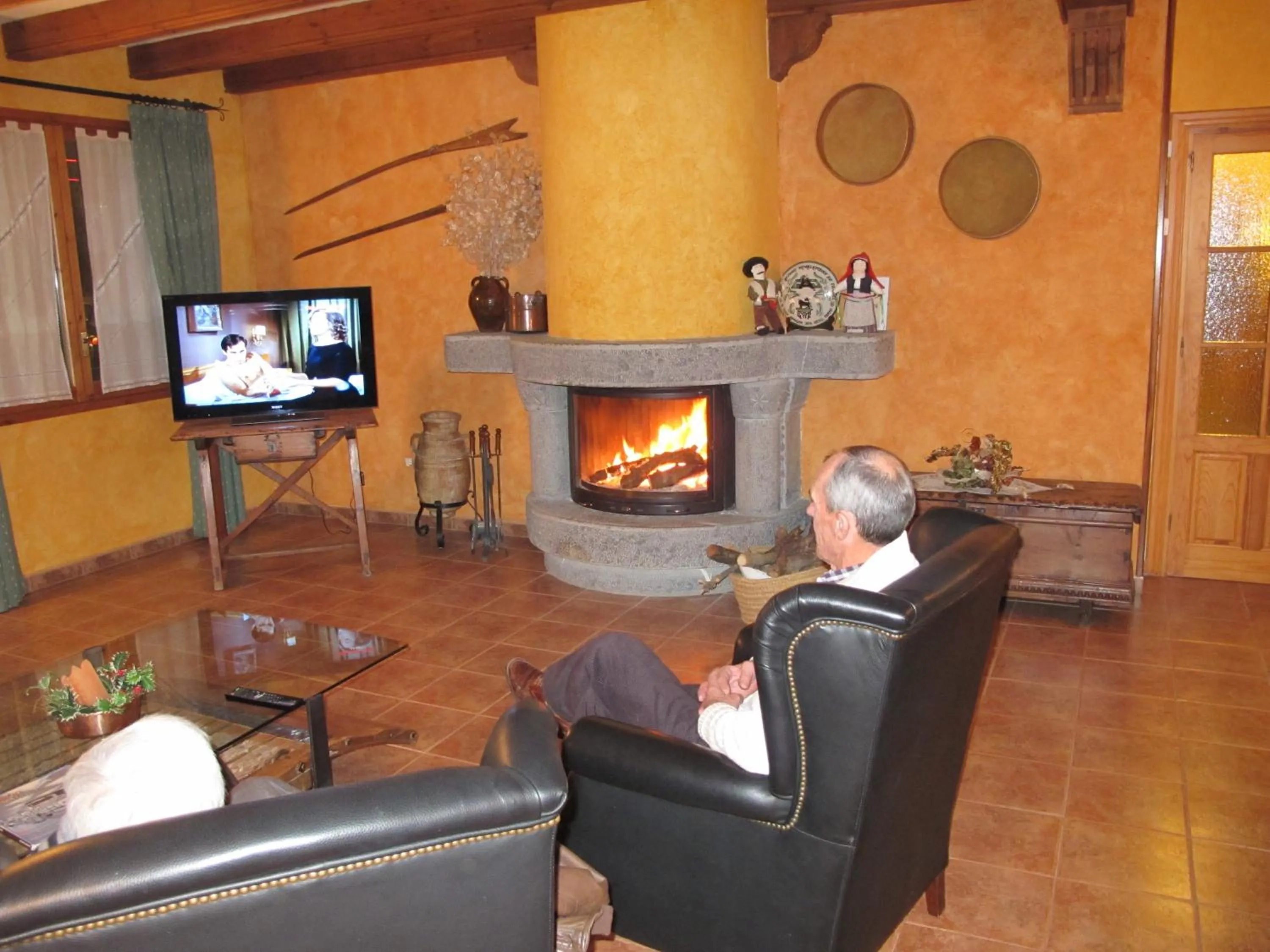Communal lounge/ TV room in Hotel Turmo