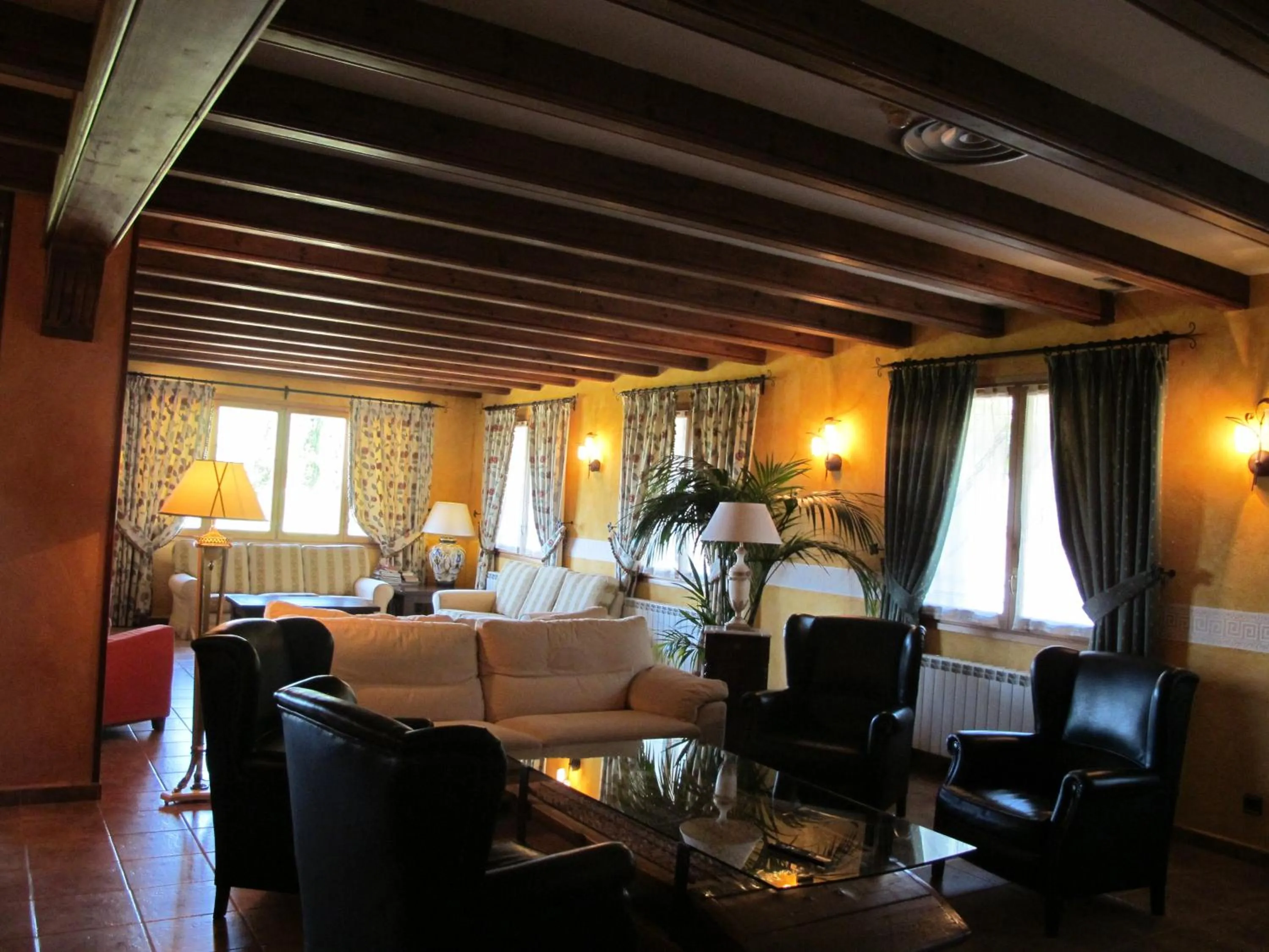 Communal lounge/ TV room in Hotel Turmo