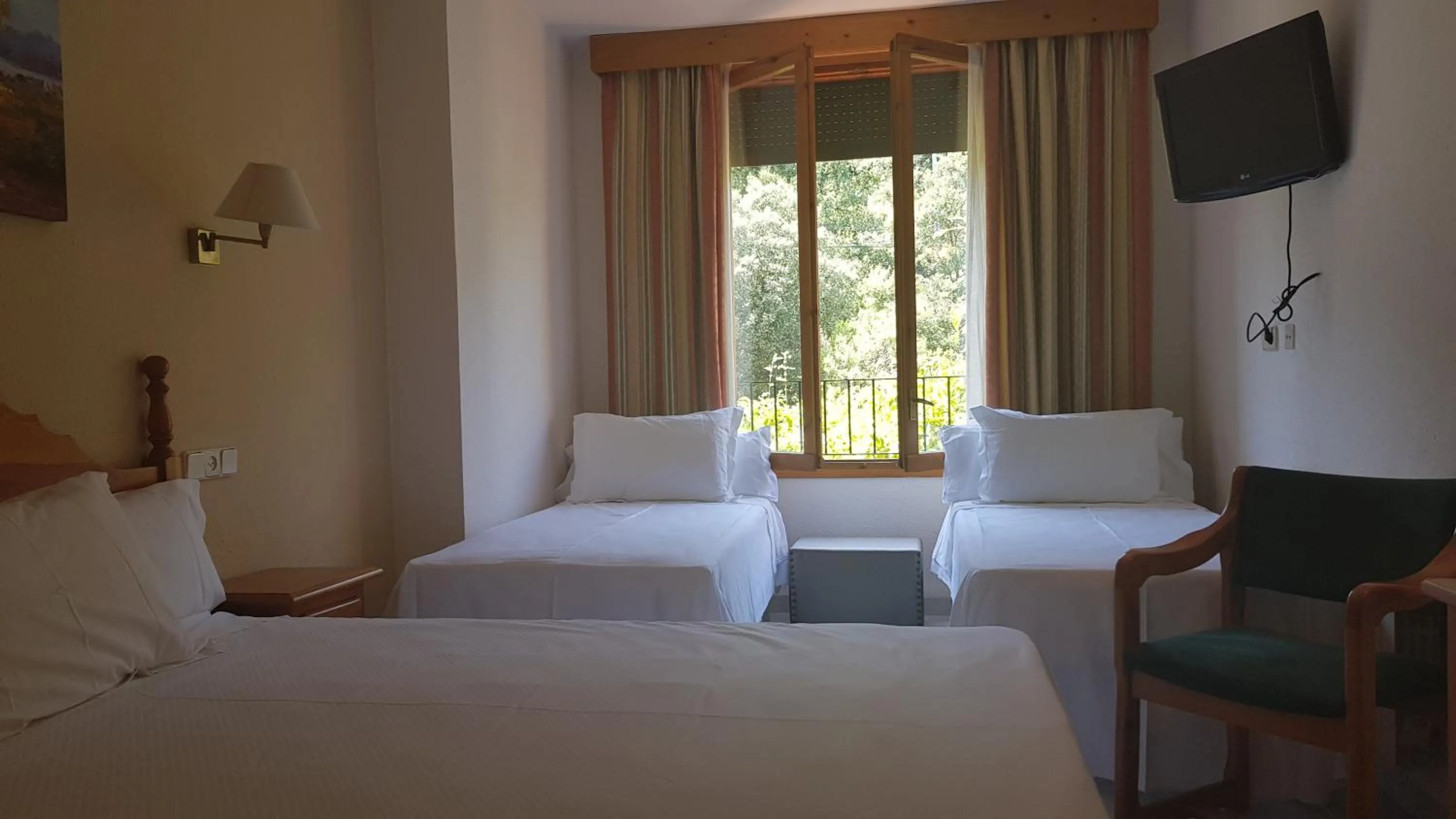 Photo of the whole room, Bed in Hotel Turmo