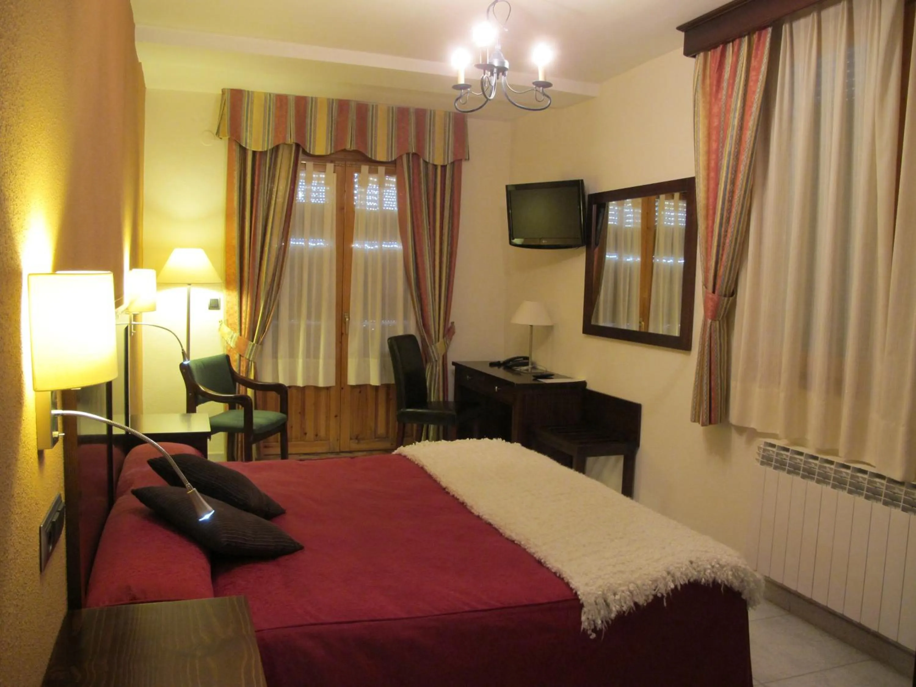 Photo of the whole room, Bed in Hotel Turmo