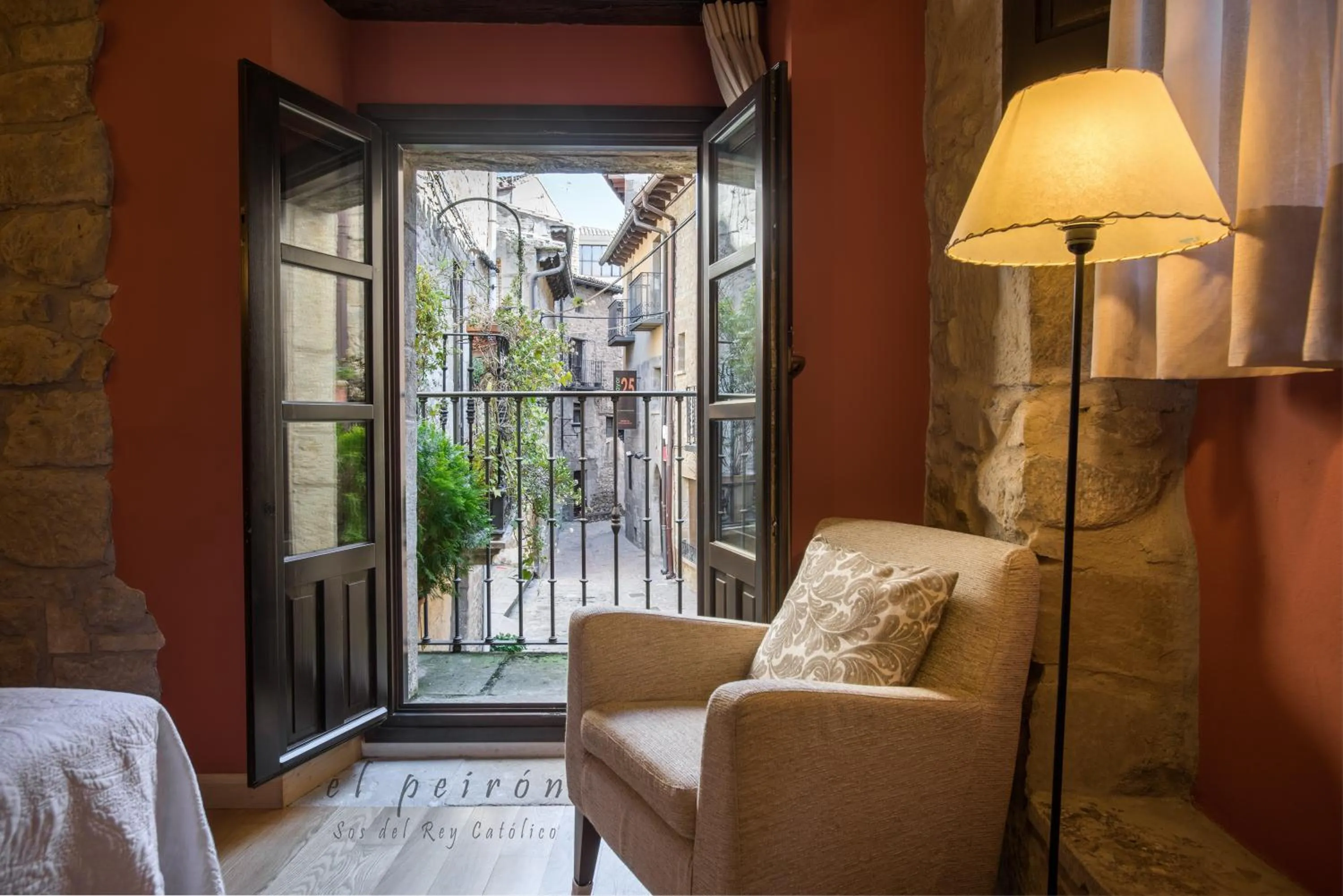 Photo of the whole room in El Peiron