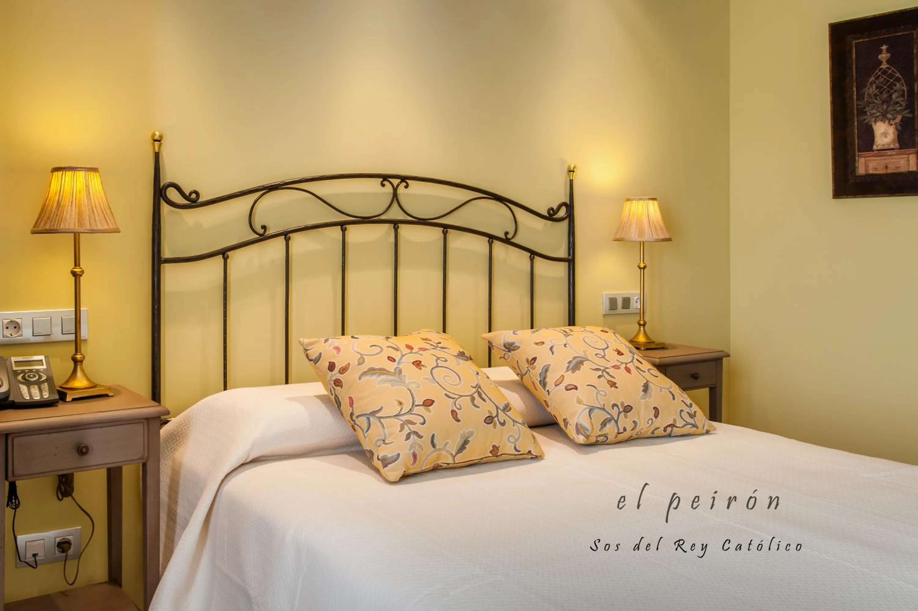 Photo of the whole room, Bed in El Peiron