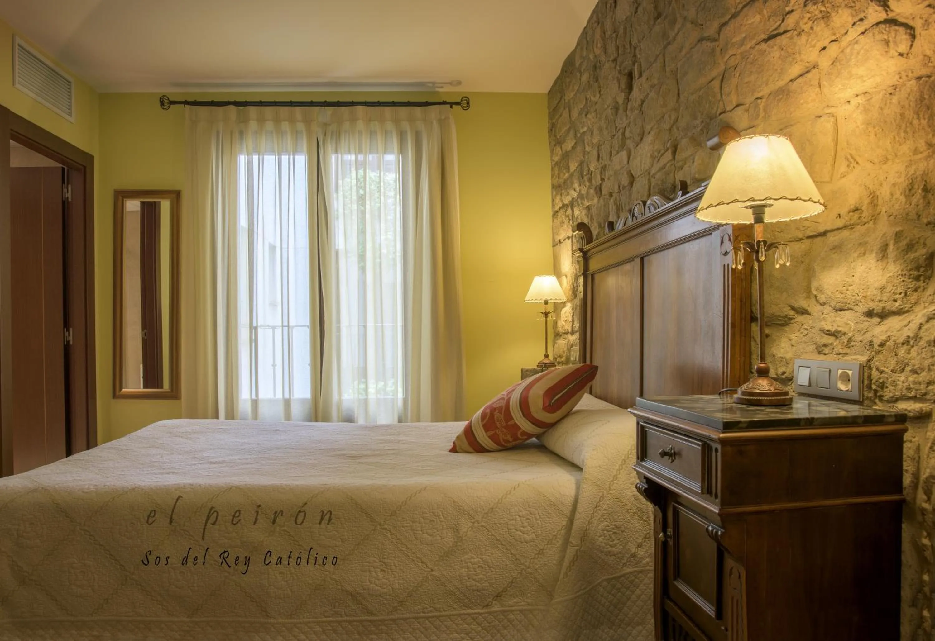 Photo of the whole room, Bed in El Peiron