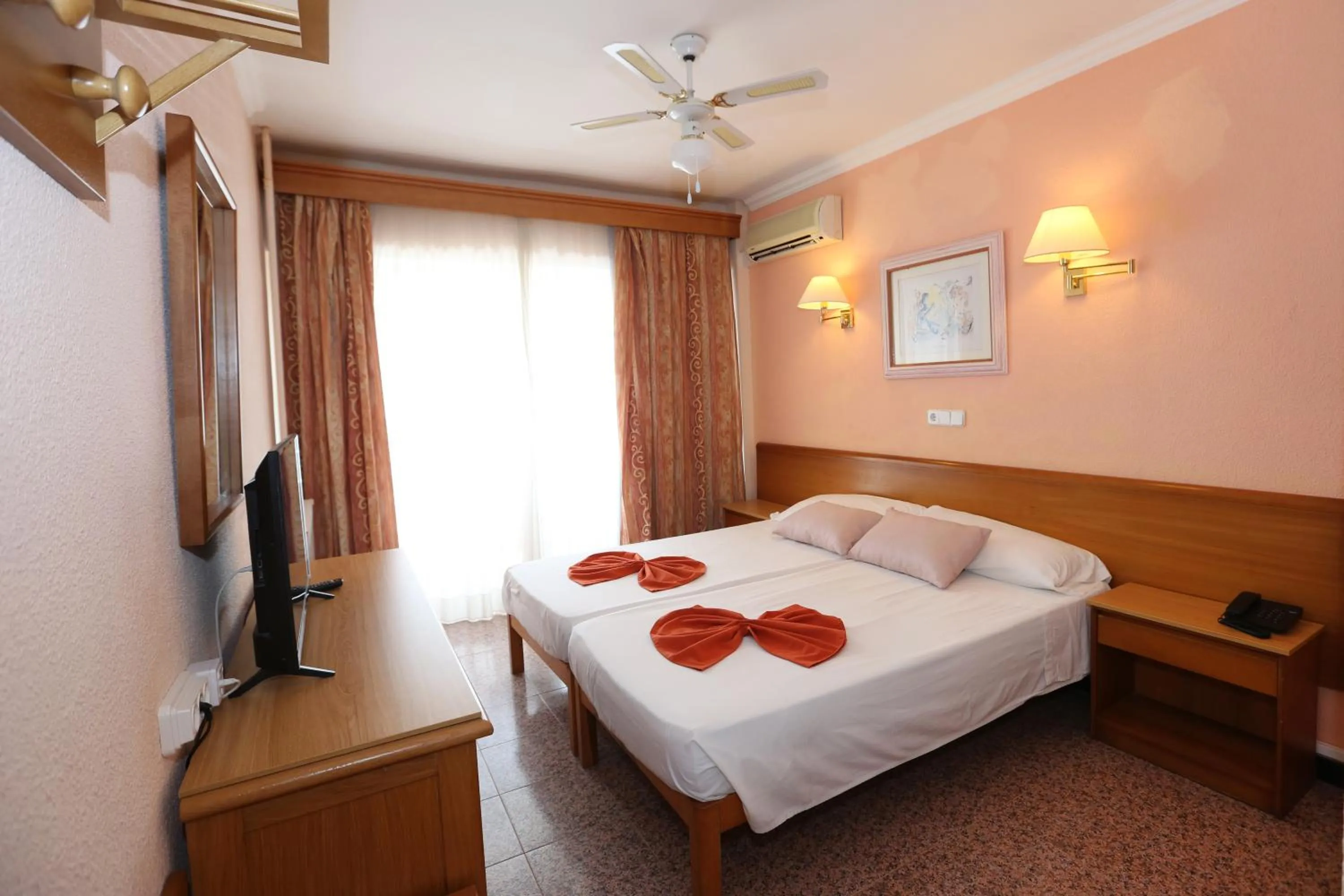 Photo of the whole room, Bed in Hotel Manaus