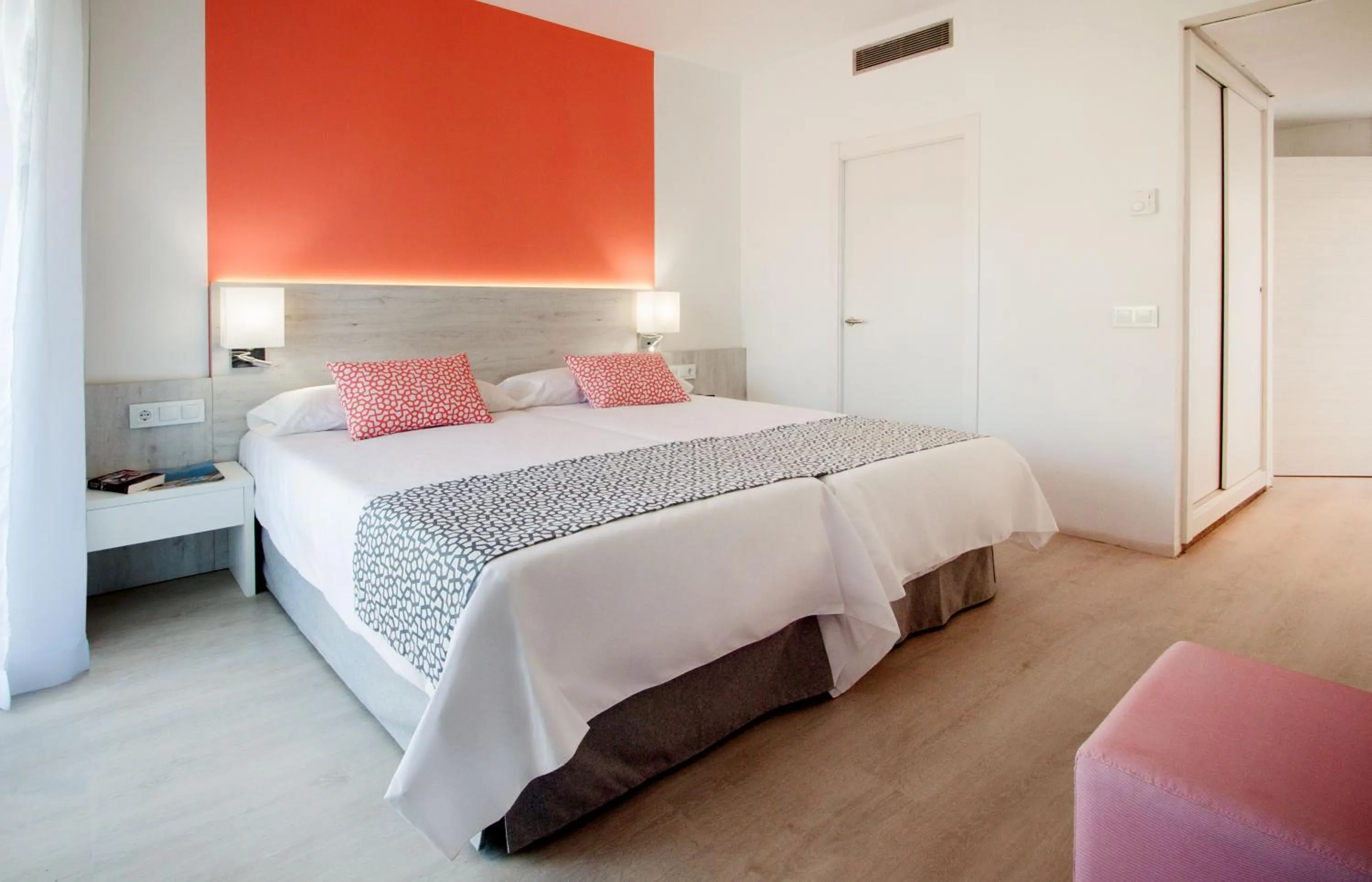 Photo of the whole room, Bed in Globales Maioris