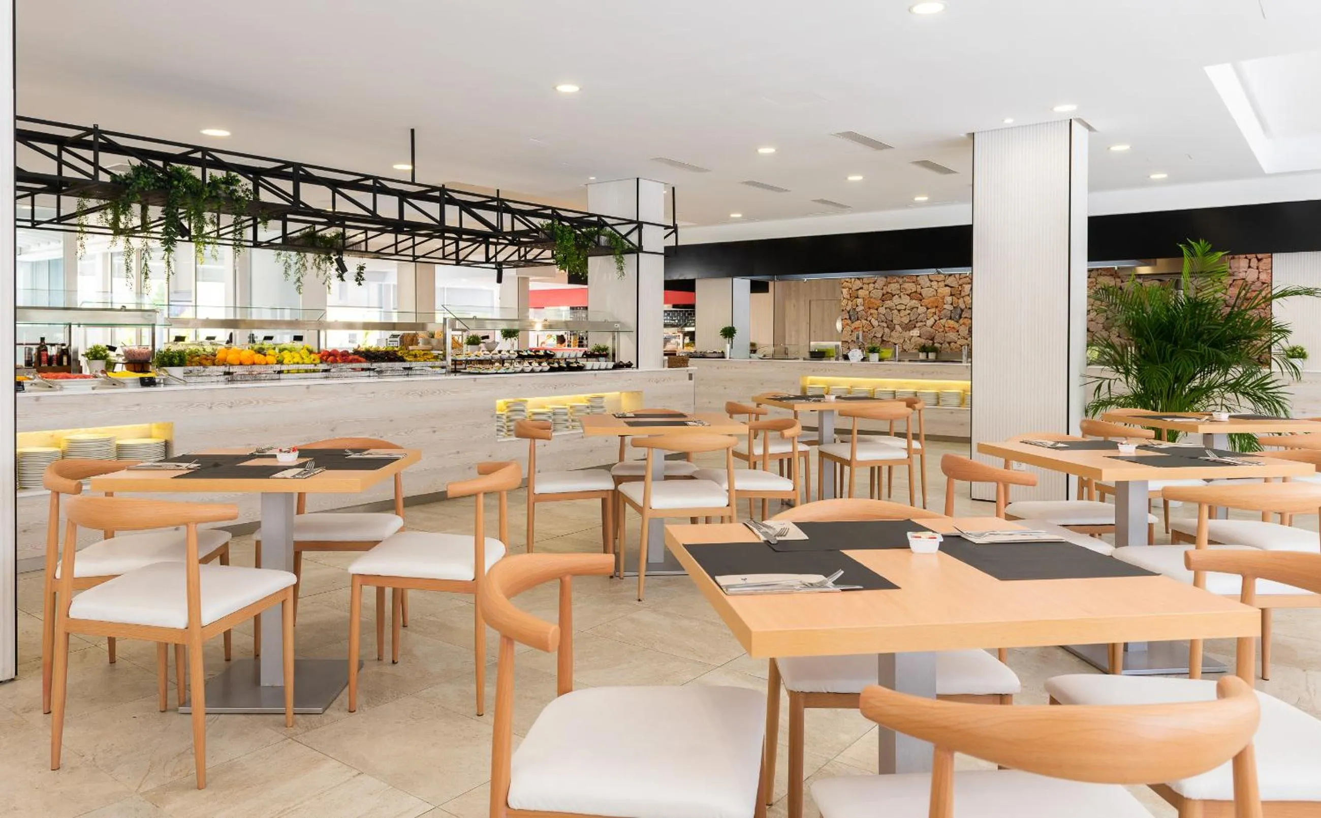 Restaurant/places to eat in Globales Maioris