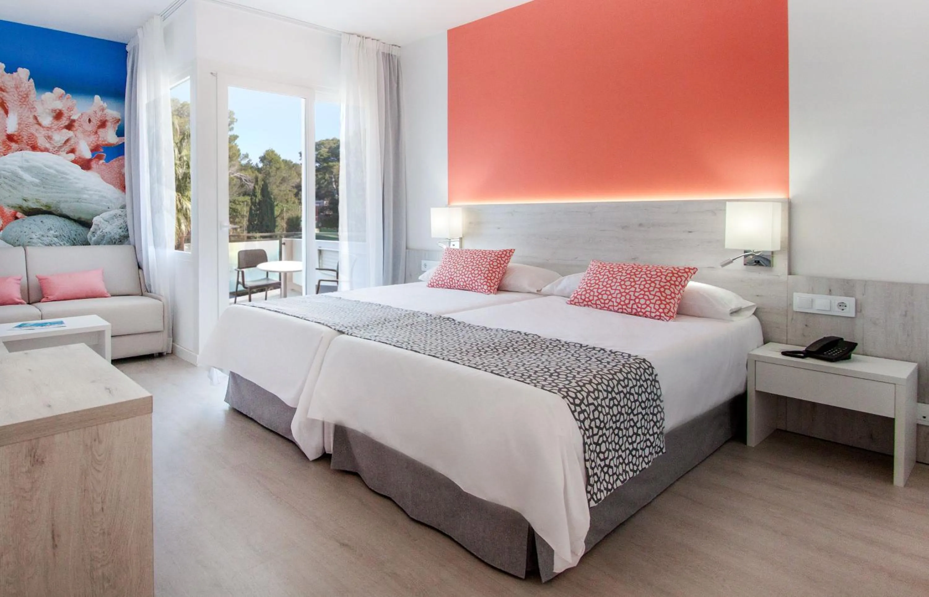 Day, Bed in Globales Maioris