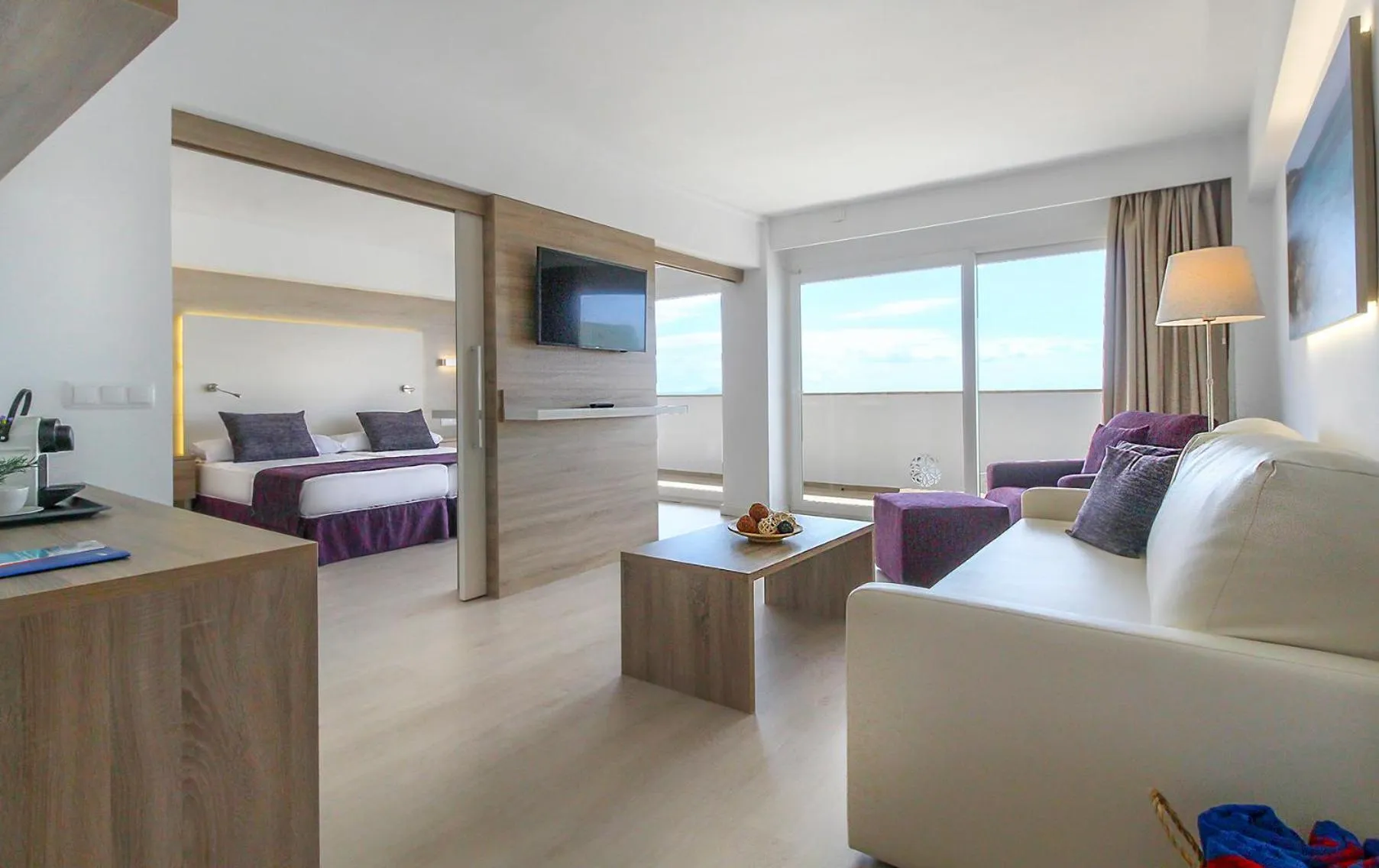 Seating area, Bed in Globales Panamá - Adults Only