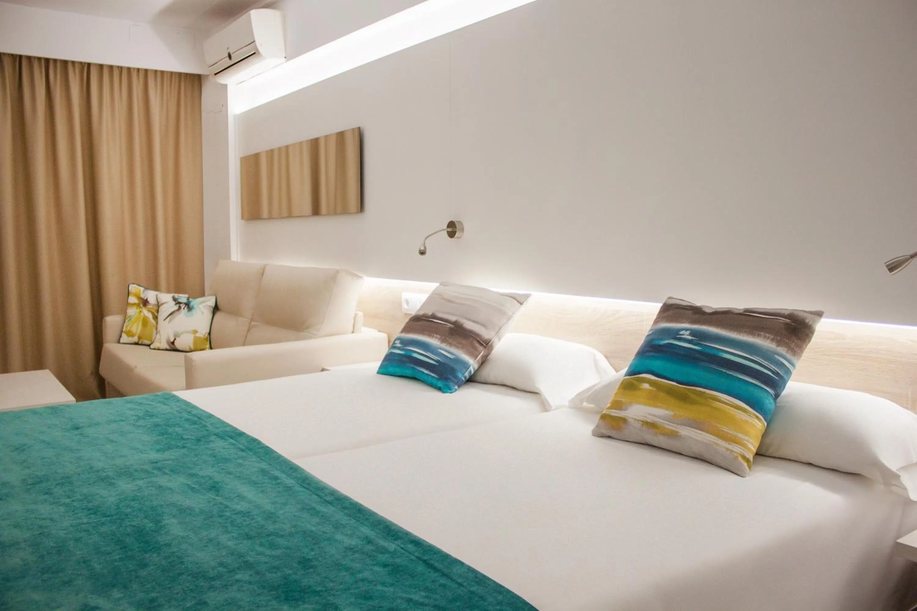 Bedroom, Bed in Globales Panamá - Adults Only