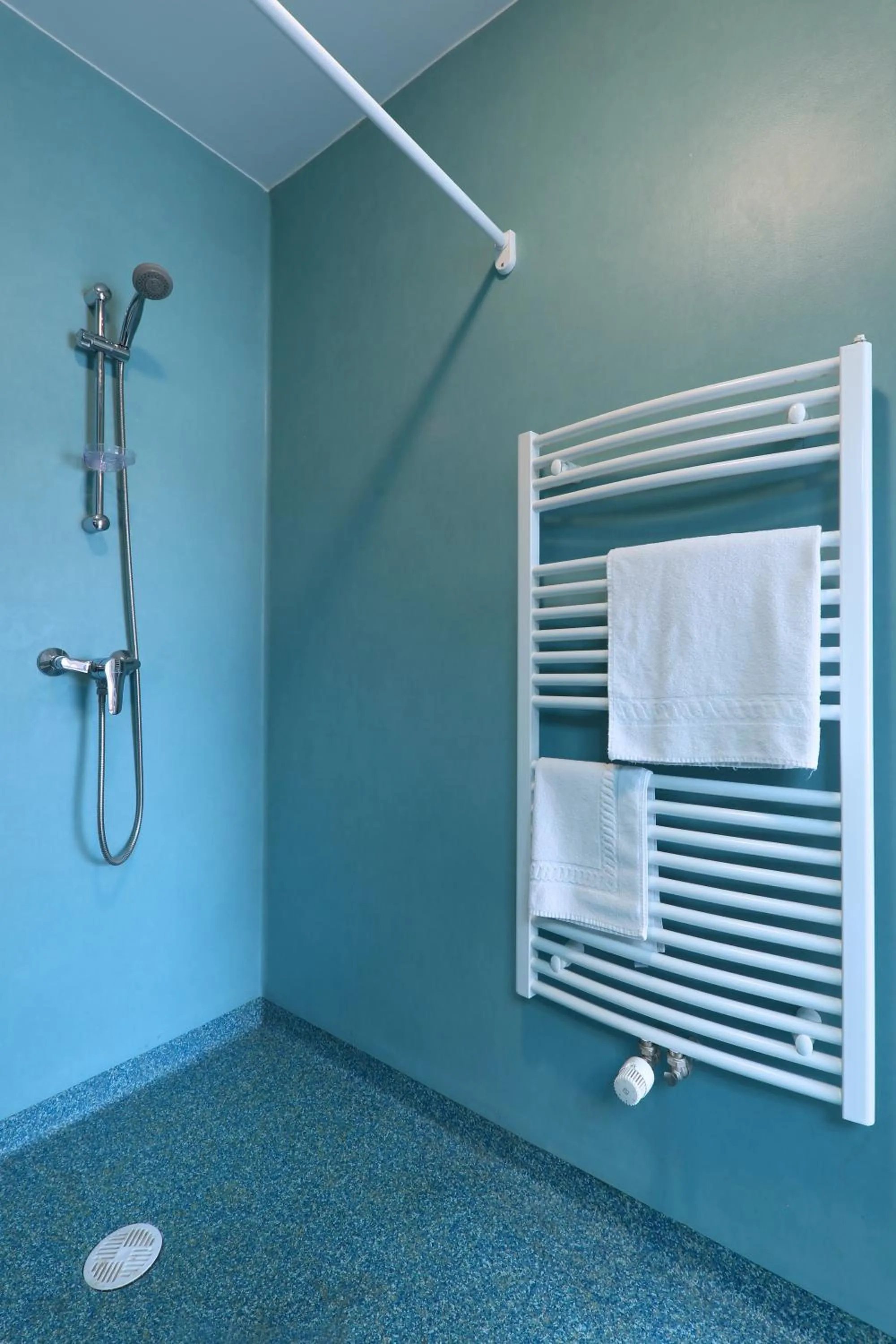 Shower in Apparteo Bordeaux