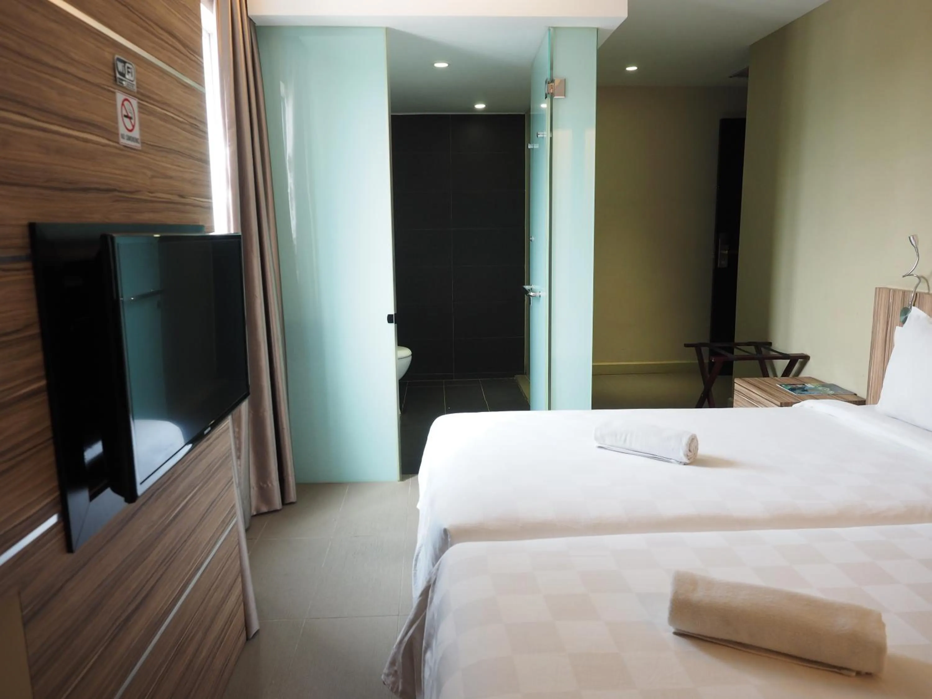 Bathroom, Bed in Mornington Hotel Medan Ipoh