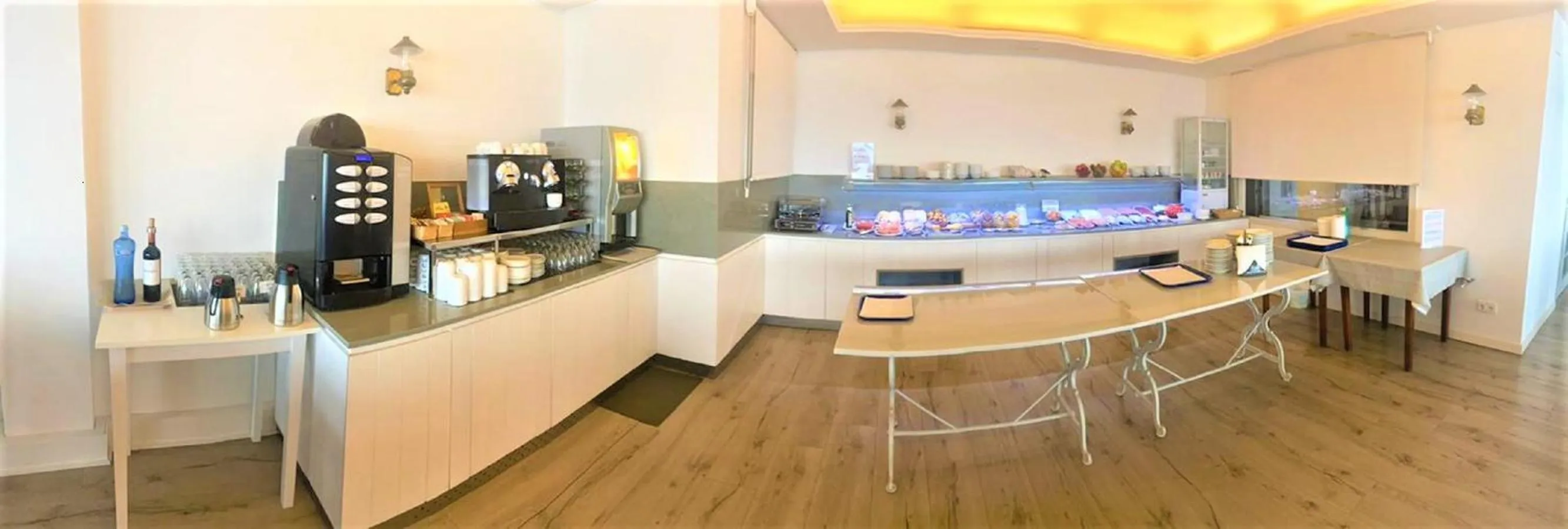 Breakfast in Hotel Mediterrani