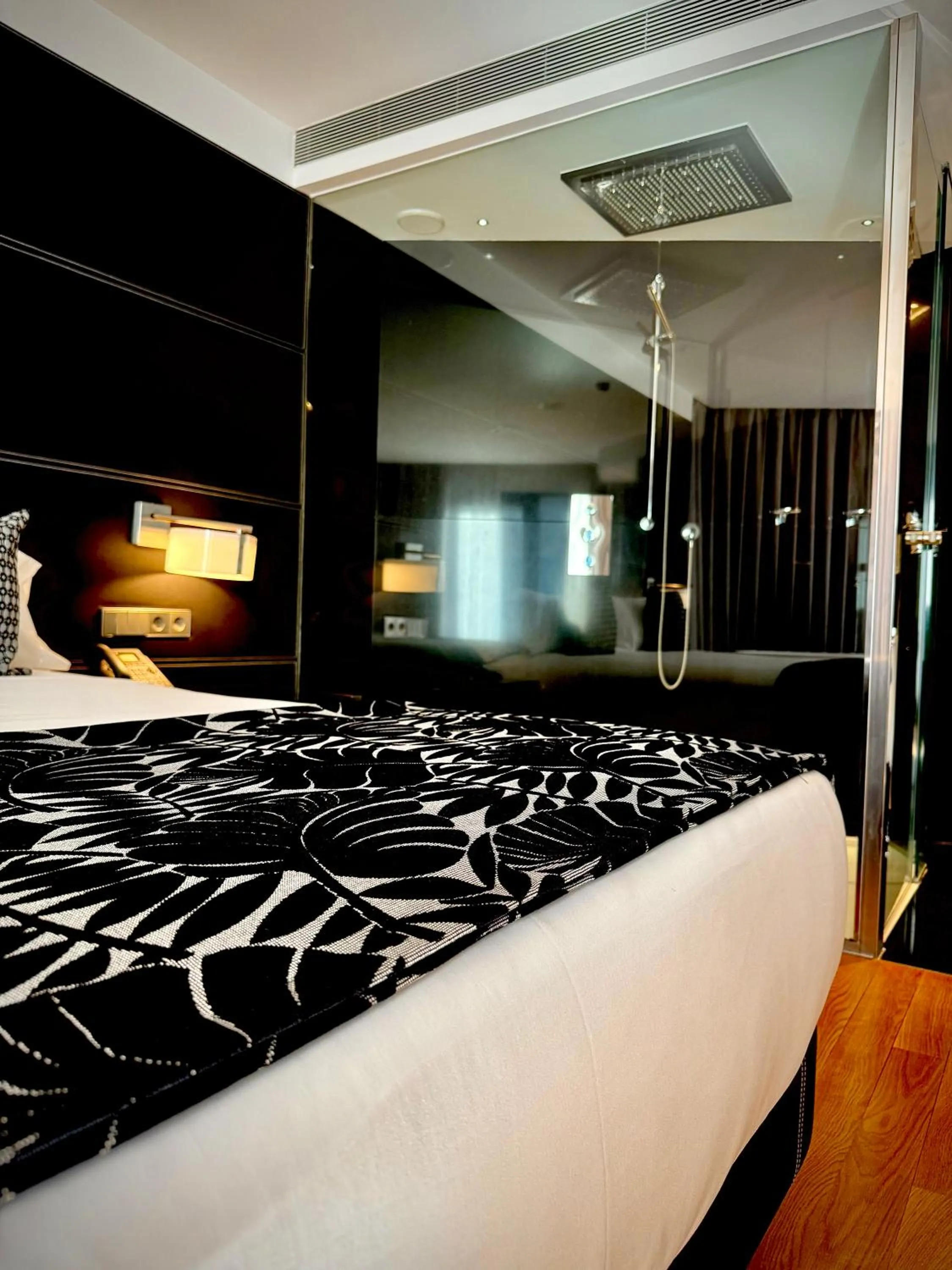 Shower, Bed in Hotel Inffinit