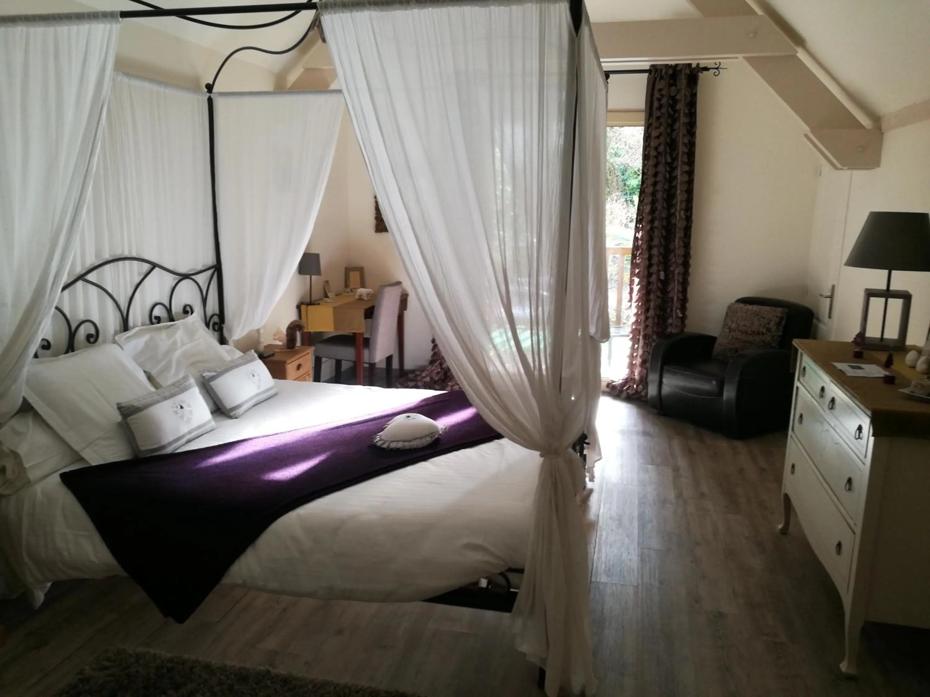 Photo of the whole room, Bed in Le Moulin du Porteil