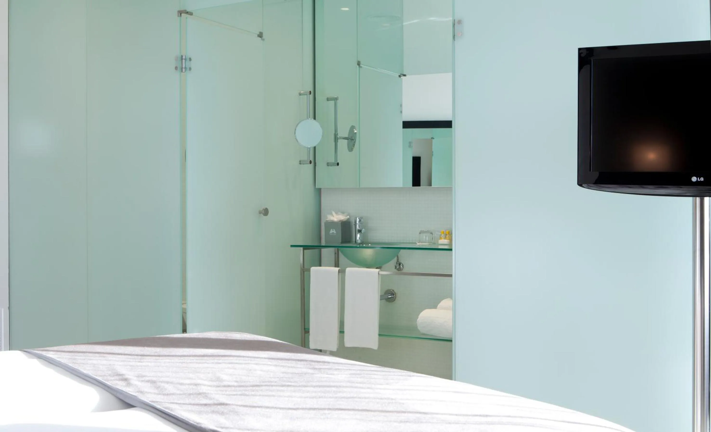 Bathroom, Bed in Hotel Porta Fira 4* Sup