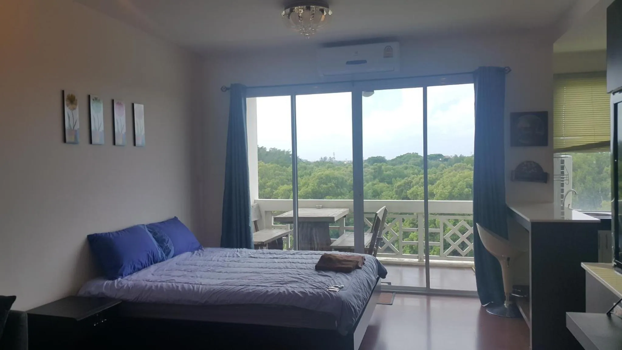 Bed in Banchaitalay Room