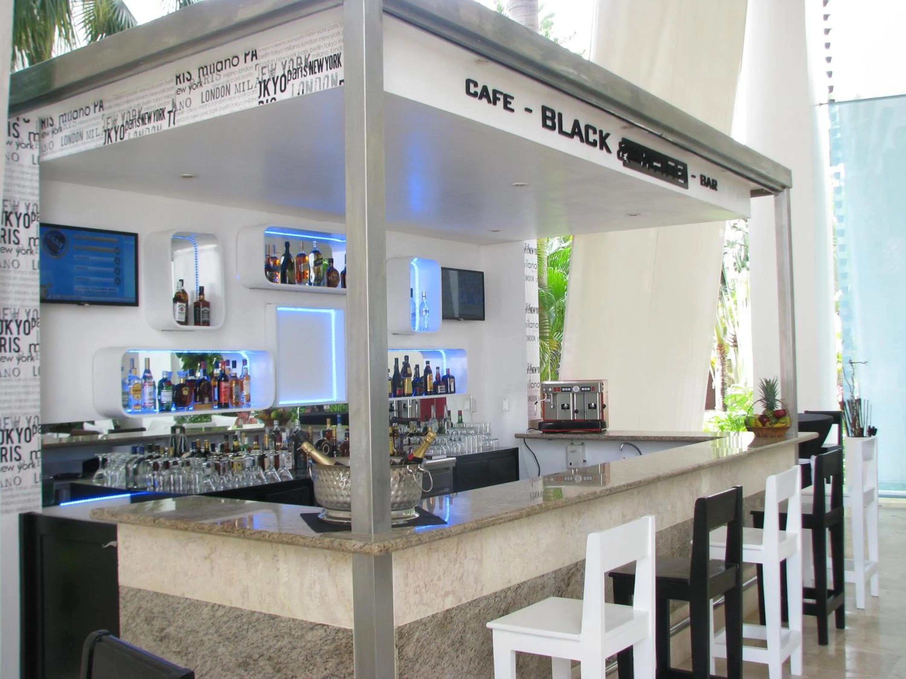 Alcoholic drinks in BlueBay Villas Doradas Adults Only-All Inclusive