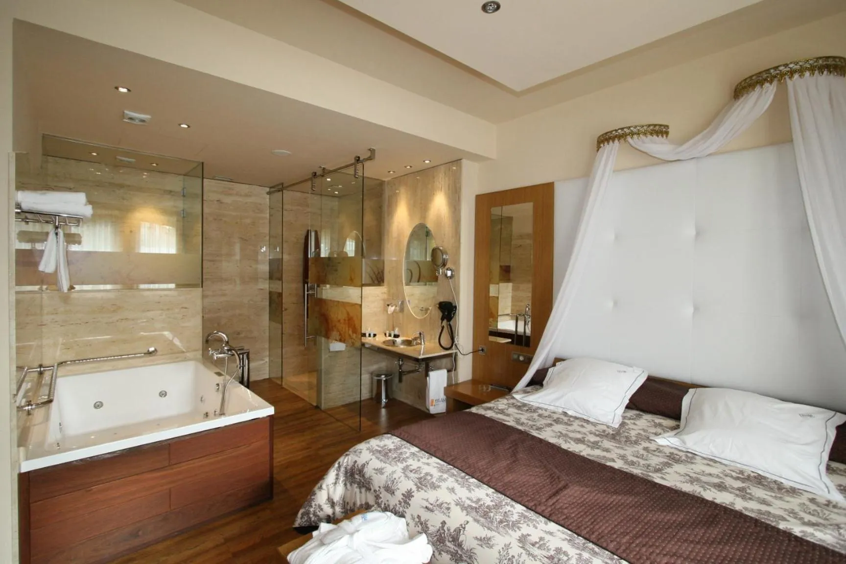 Hot Tub, Bed in Hotel Felisa SPA